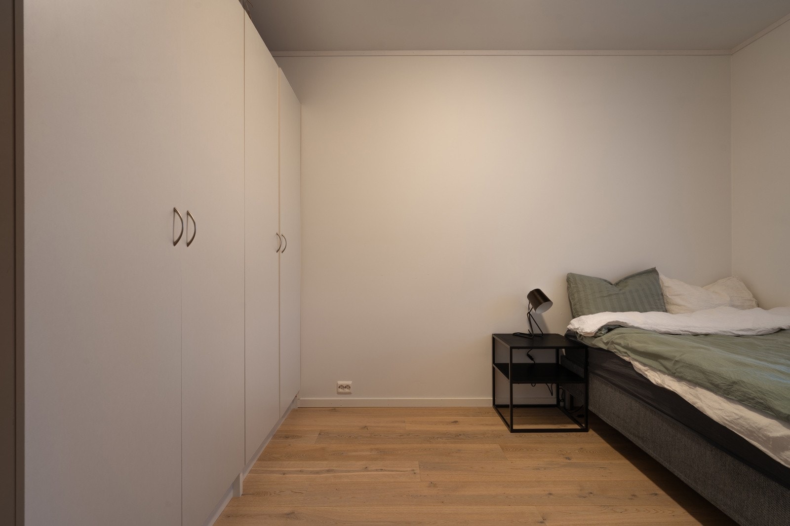 Innredet med garderobeskap.