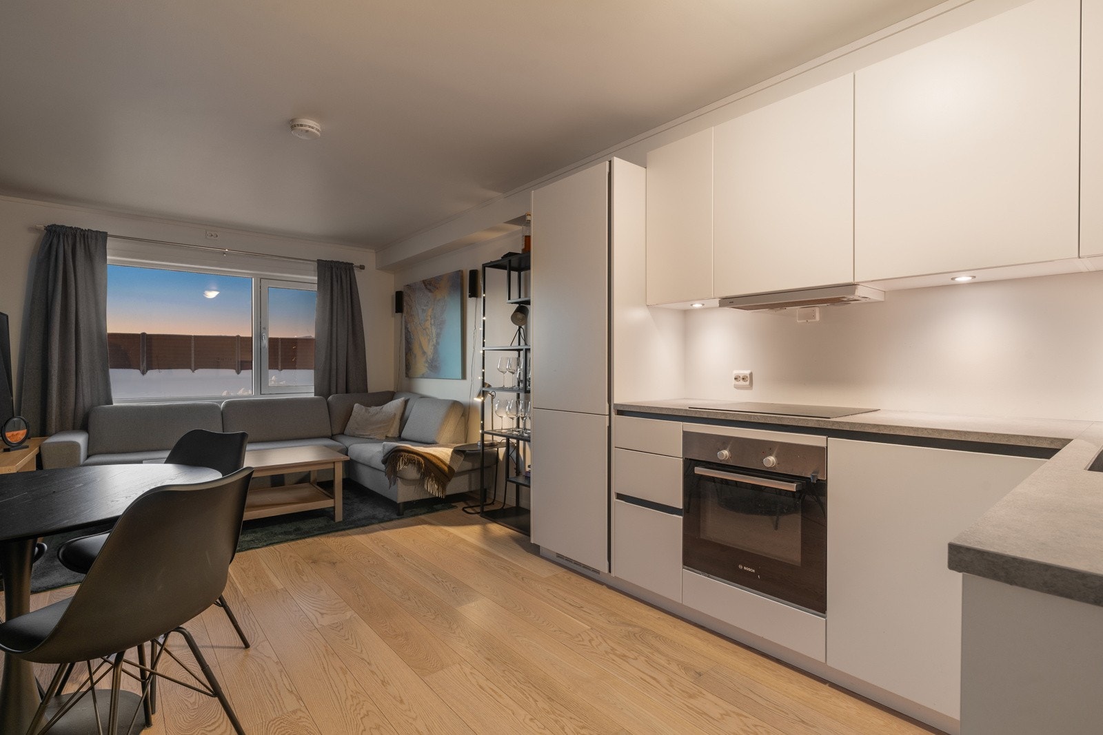 Stue/kjøkken i åpen løsning som oppleves luftig og møbleringsvennlig.