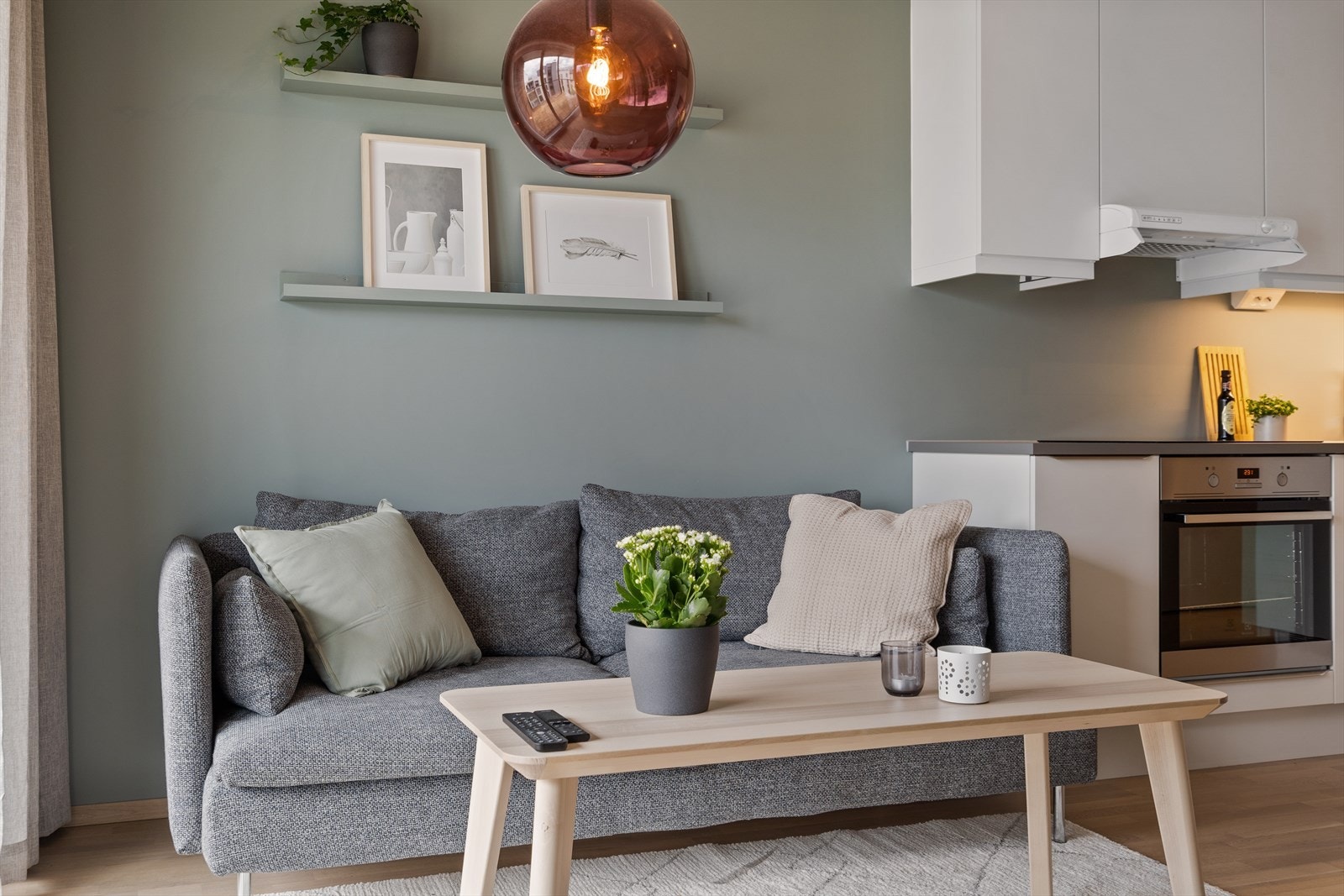 Leiligheten består av entré, baderom, innvendig bod, soverom, stue og kjøkken i åpen løsning, og overbygd balkong. Det medfølger også bod i kjeller. Galleribilde