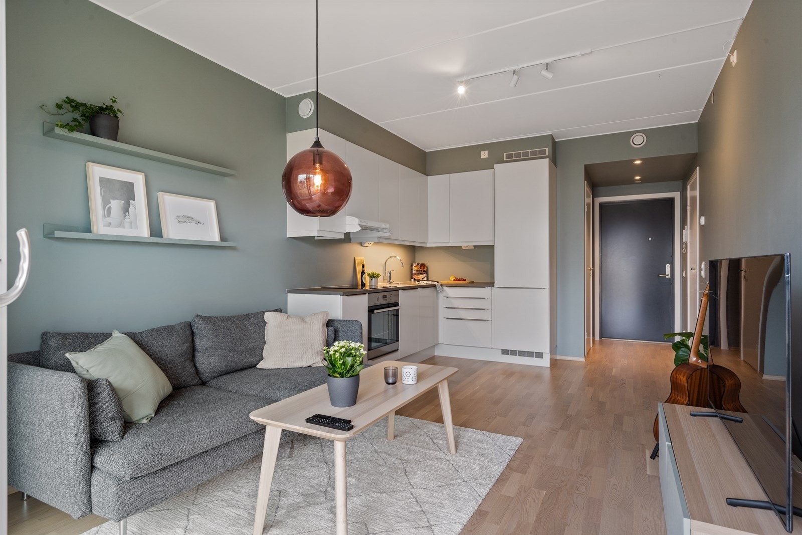 Leiligheten byr på slette vegger med listefri overgang til himling, samt parkett av meget pen kvalitet. Galleribilde