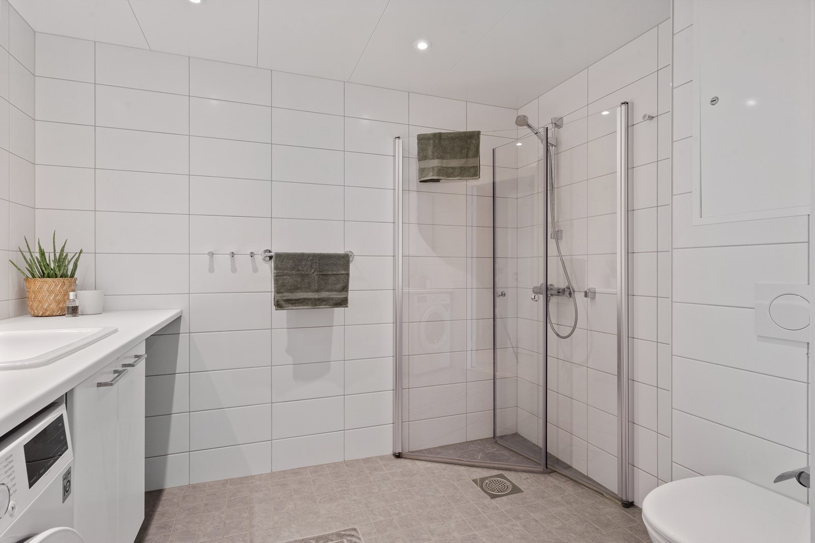 Flislagt med varme i gulv og pen utførelse. Det er også rør i rør. Galleribilde