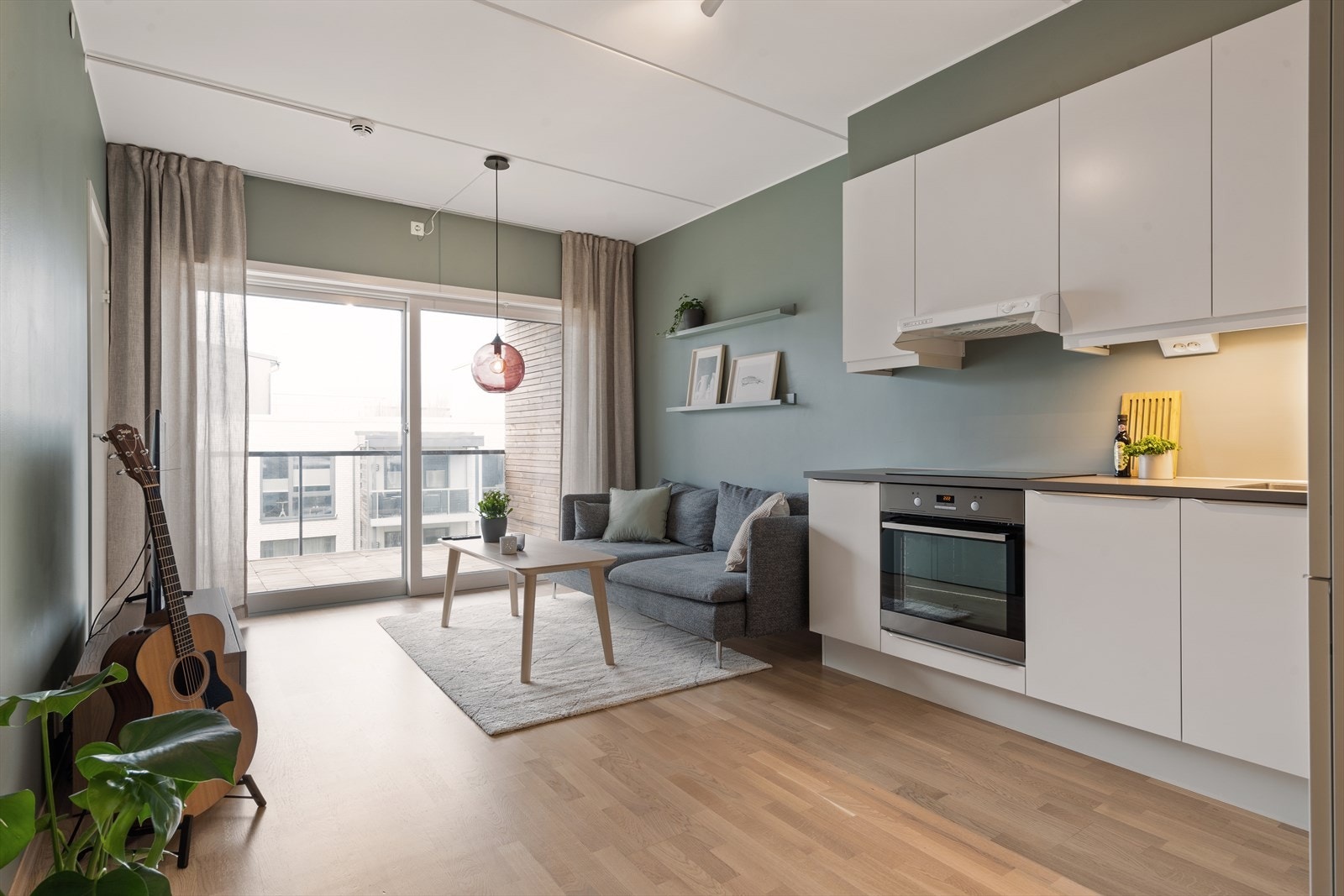 Vindusflatene er store, slipper inn rikelig med dagslys og skaper en luftig atmosfære i leiligheten. 3-lags isolerglass. Galleribilde