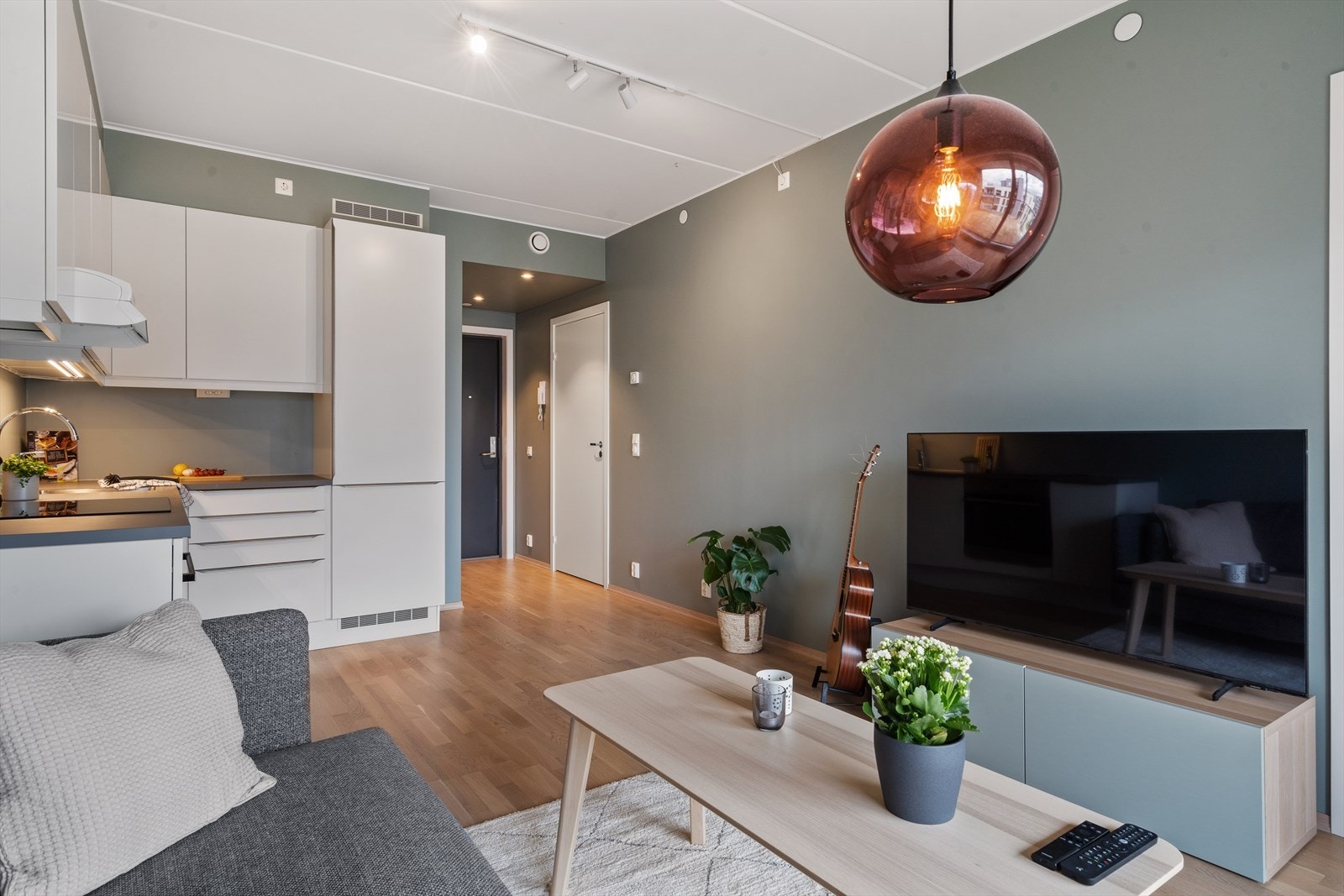 Dette er et hjem i pent fargevalg med moderne kvaliteter. Du får balansert ventilasjon og fjernvarme. Stuen går over 16,6 m². Galleribilde