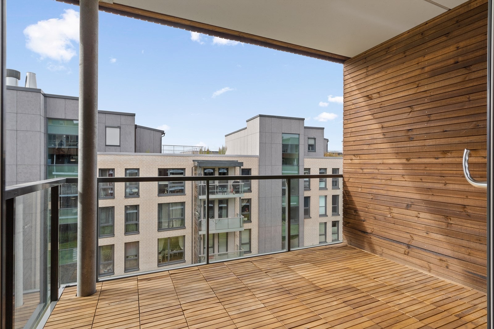 Balkongen er solrik, måler ca. 8m² og vender mot sørvest. Galleribilde