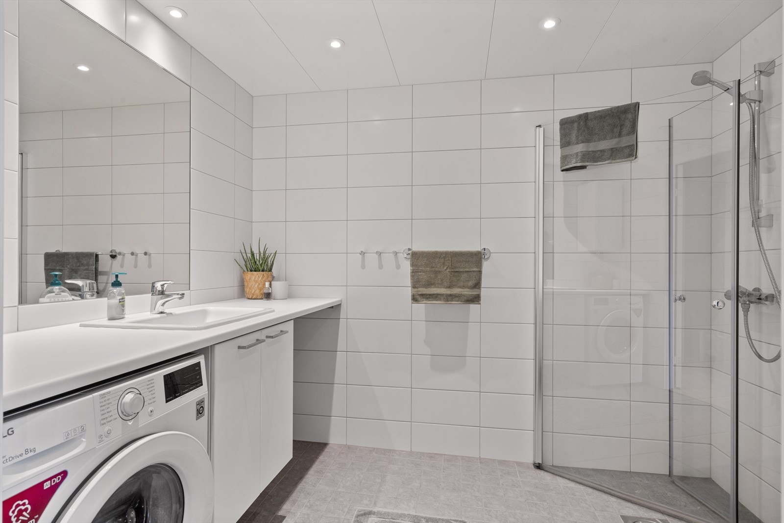 Baderommet er både innbydende og praktisk. Innredningen er smart med rom for vaskemaskin. Galleribilde