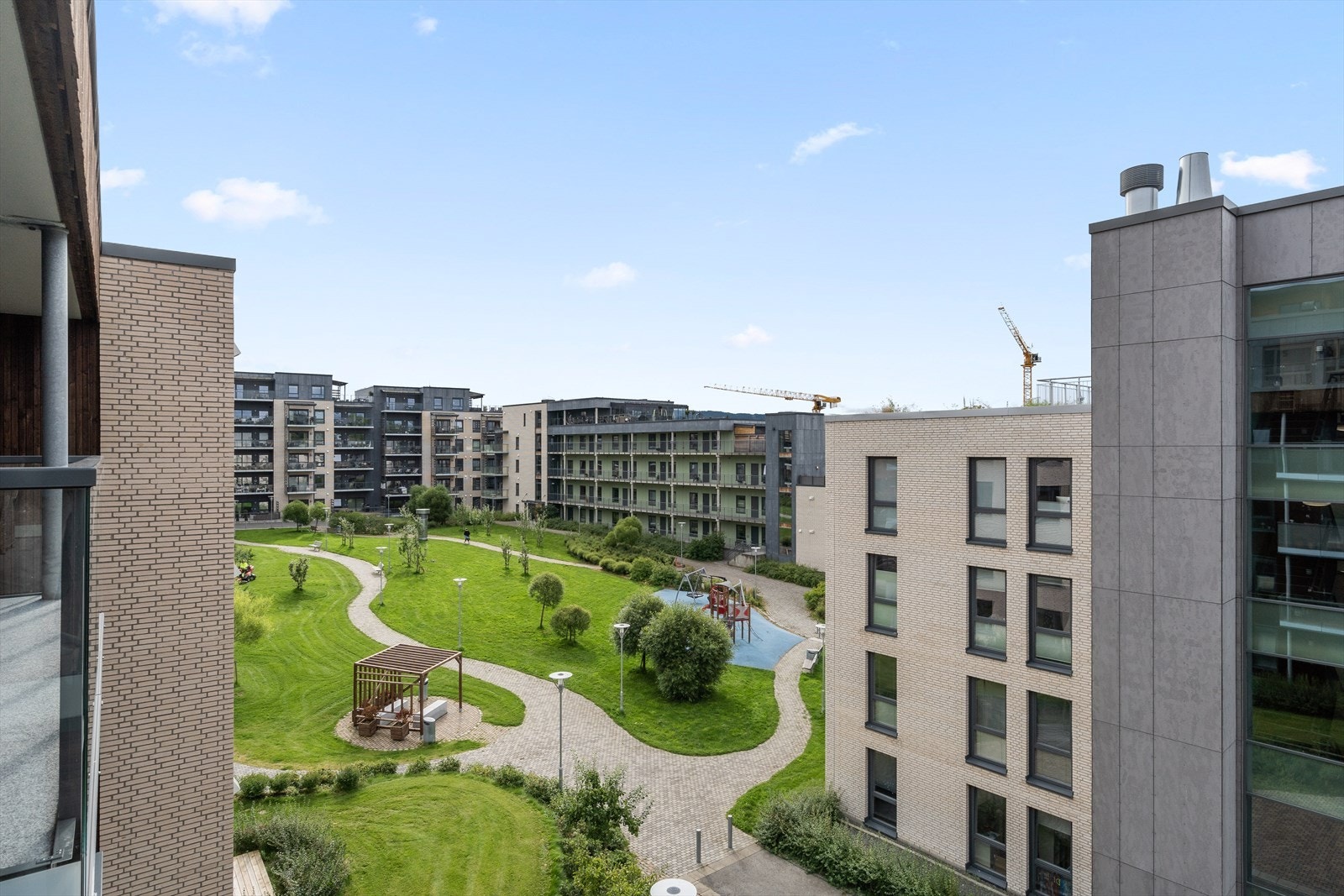 Området er attraktivt med kort vei til studiesteder, dagligvare, kjøpesentre og kollektivtransport. Galleribilde