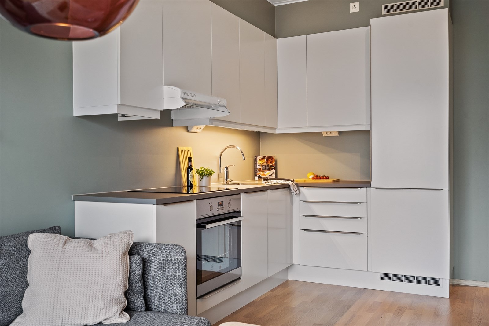 Moderne kjøkken i tidløs utførelse. Galleribilde