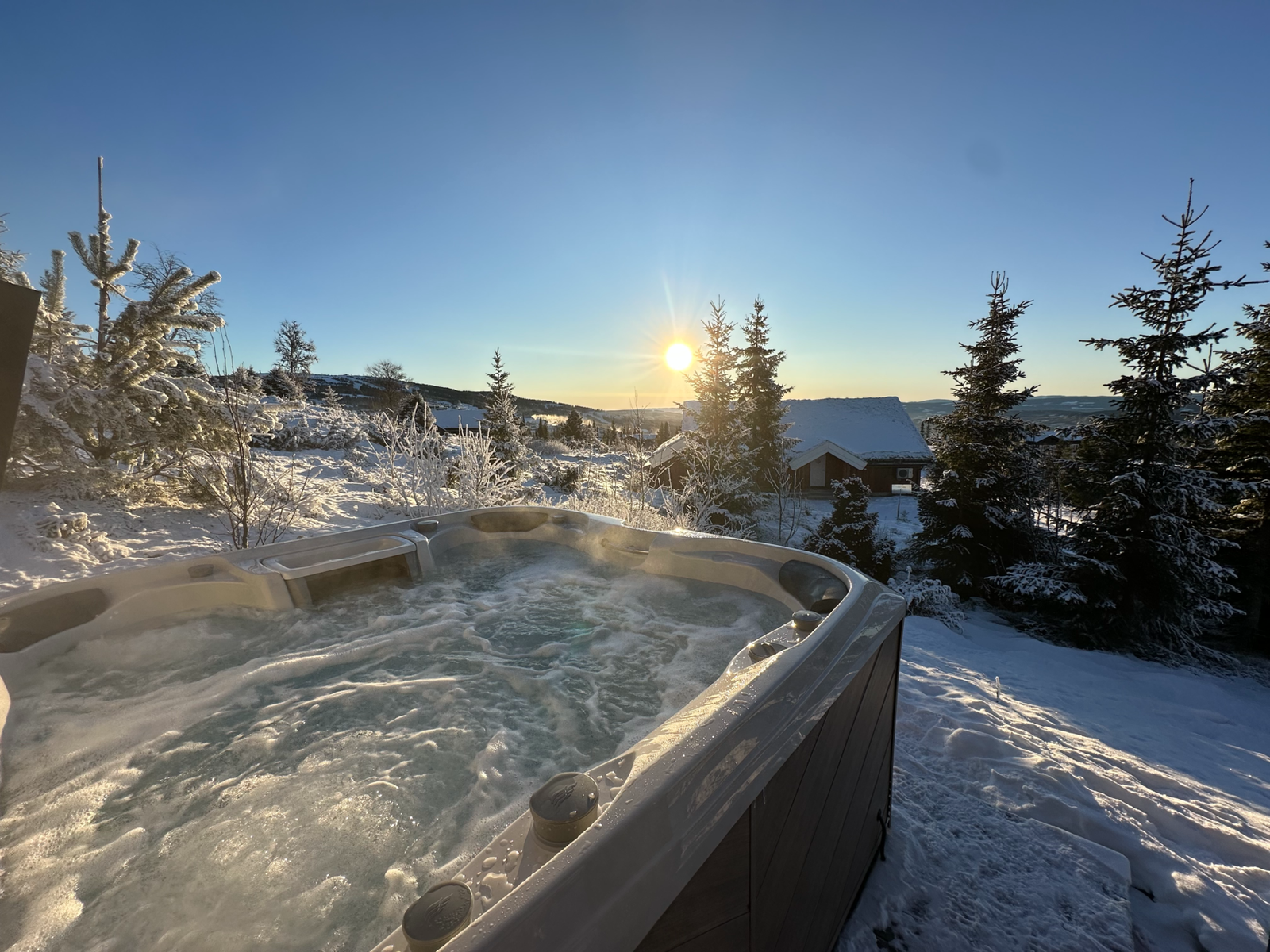 Påkostet, stillegående og energieffektivt massasjebad fra Sundance Spas (880-Optima). Galleribilde