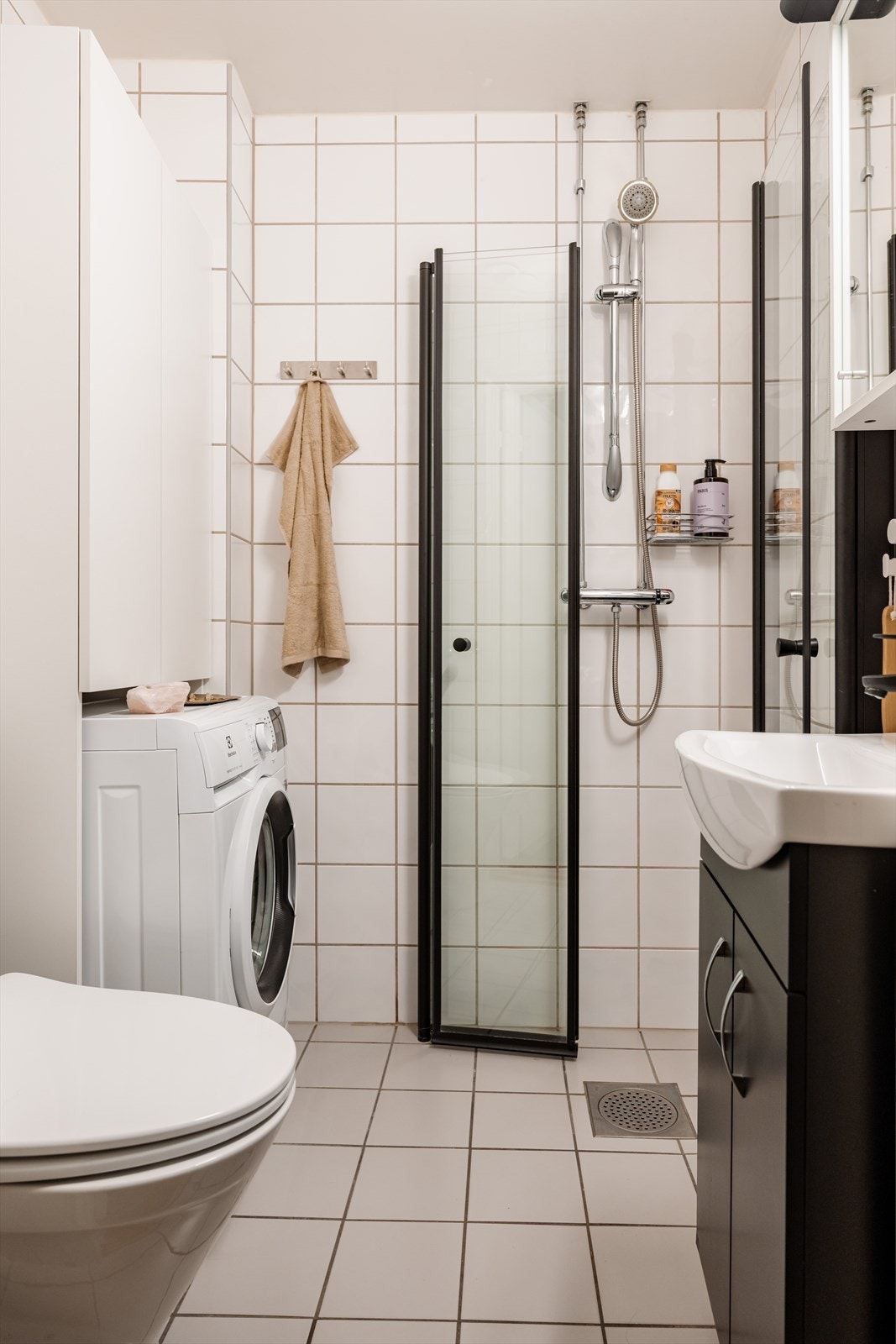 Badet er helfliset og har innredning fra 2005. Galleribilde