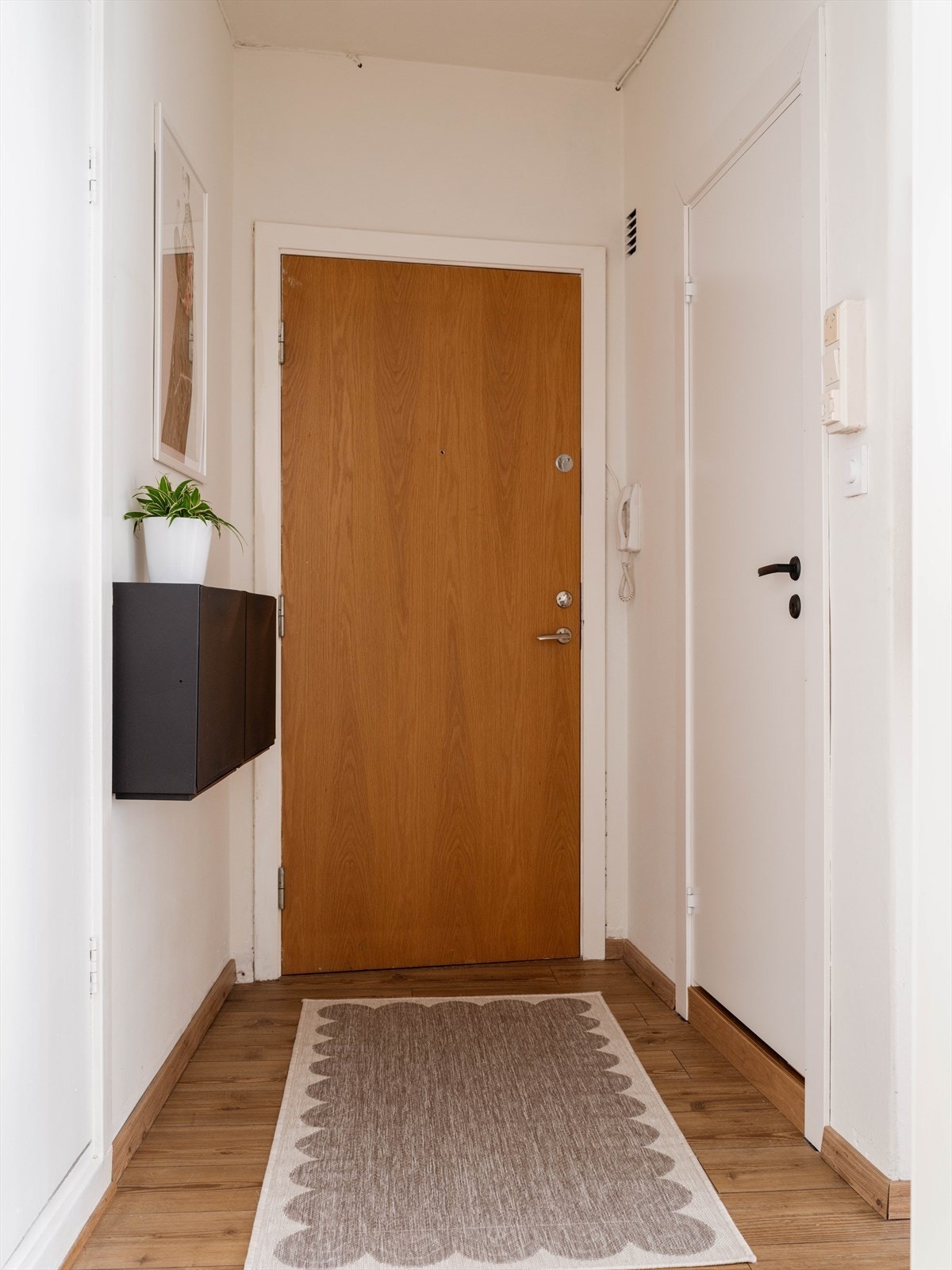 Velkommen inn i en lys entré som gir et godt førsteinntrykk. Galleribilde