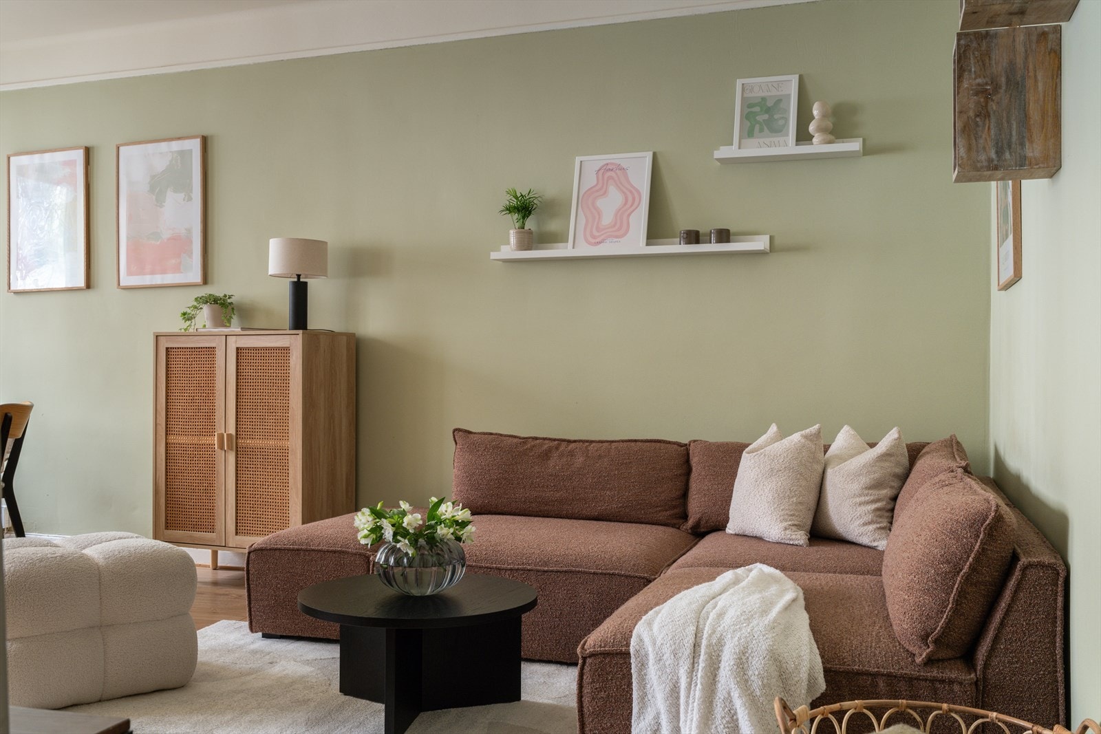 Store vindusflater slipper inn rikelig med dagslys og vender mot rolige, grønne omgivelser. Galleribilde