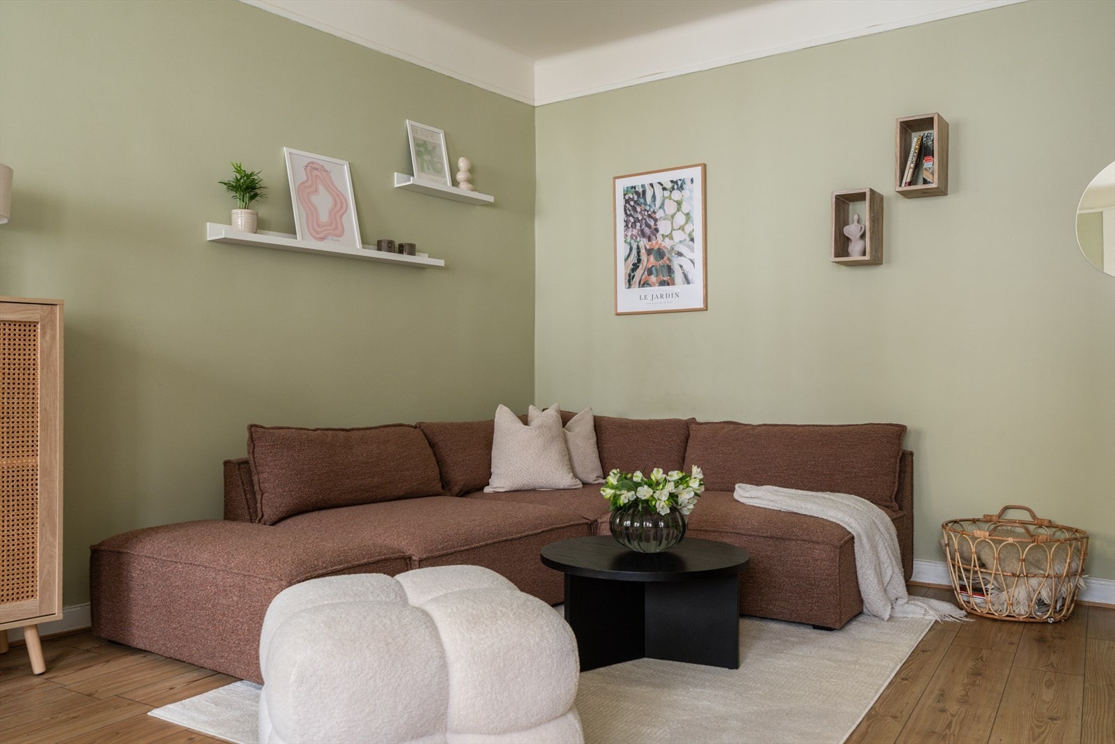Stuen gir flere møbleringsmuligheter for en personlig stil. Galleribilde