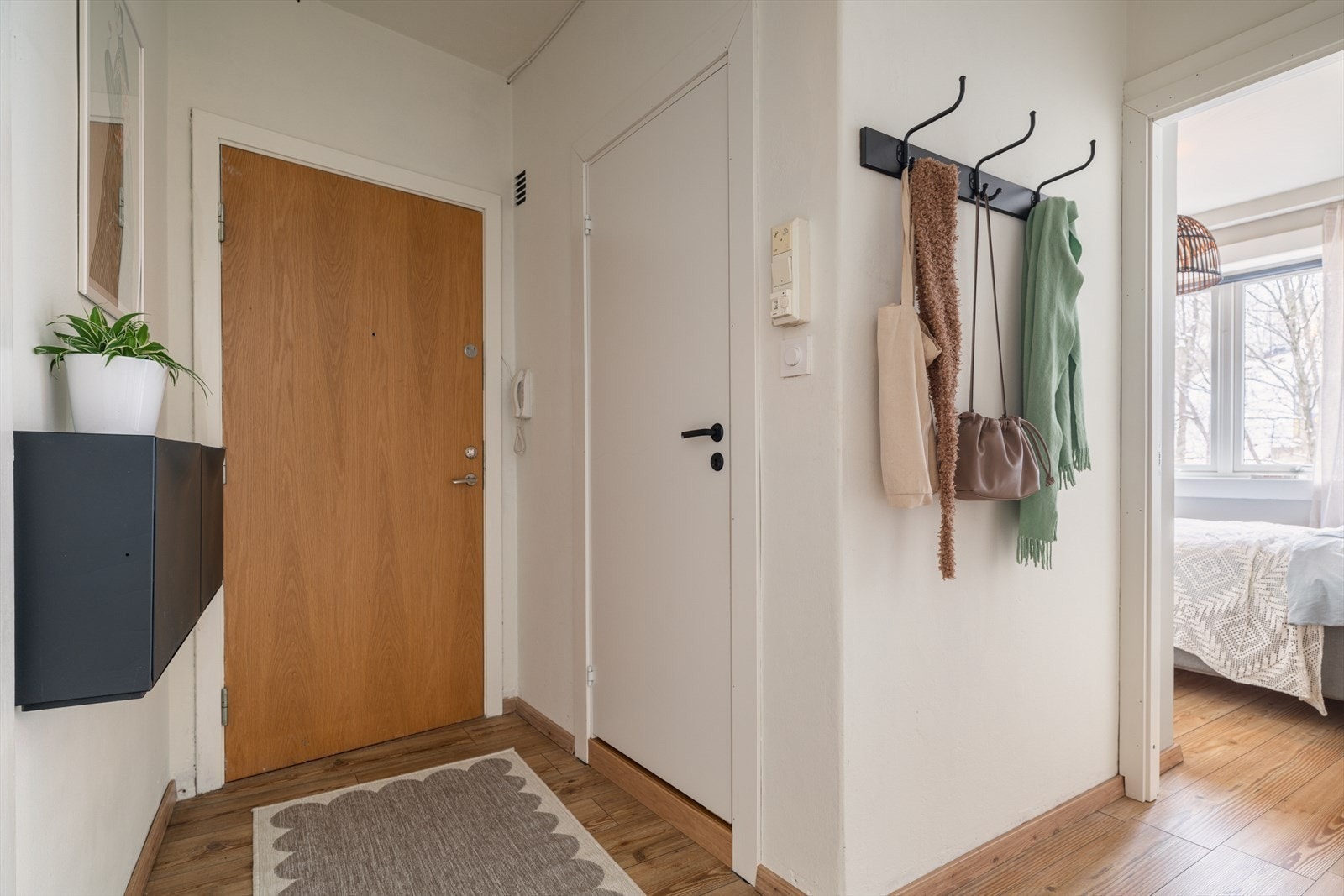 Her er det god plass til å henge fra seg yttertøy og sette fra seg sko. Galleribilde
