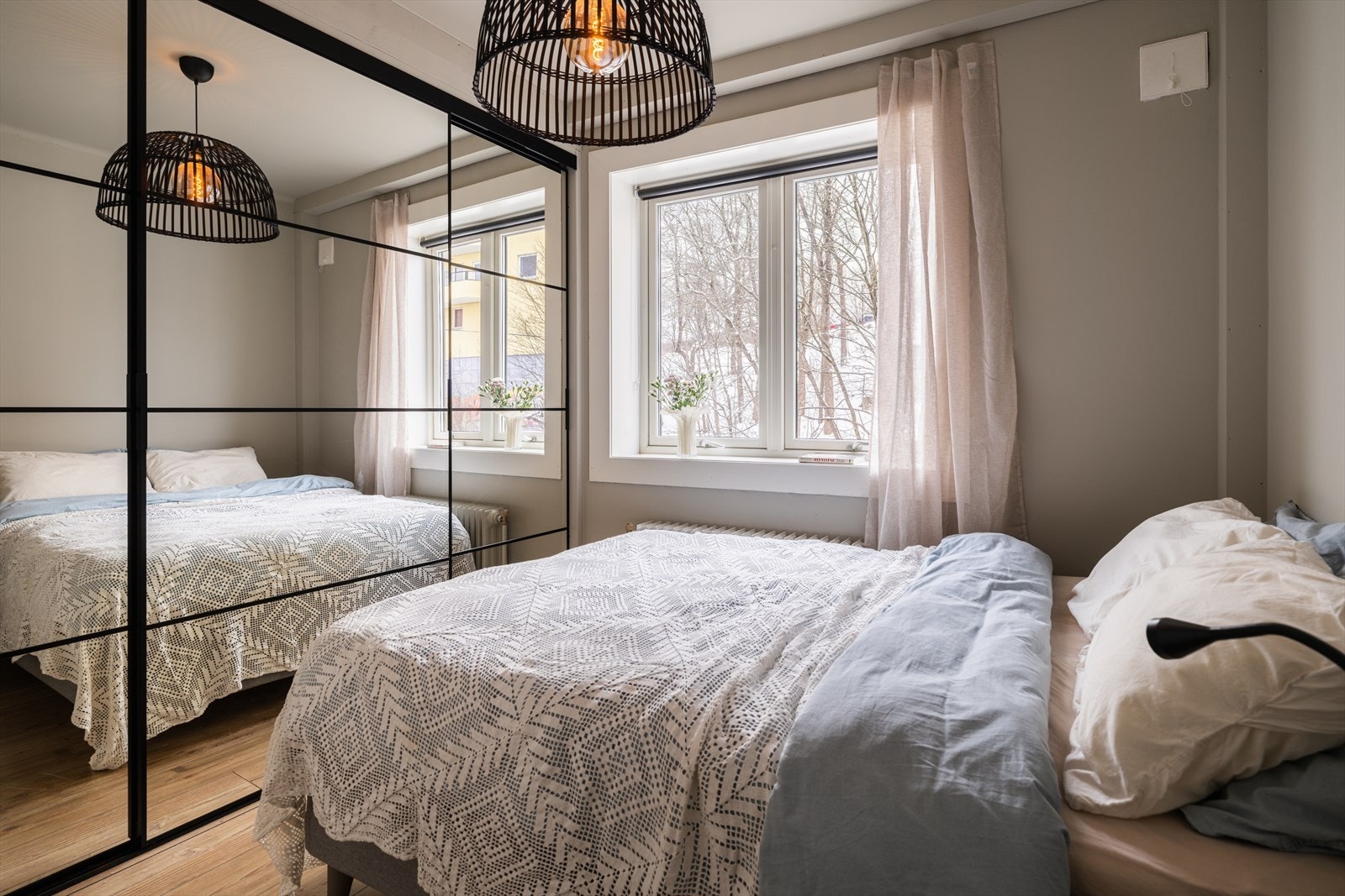 Soverommet har god plass til dobbeltseng og nattbord. Galleribilde