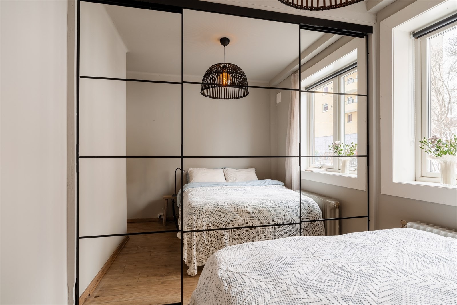 En stor skyvedørsgarderobe med speilfronter gir rikelig med oppbevaringsplass. Galleribilde