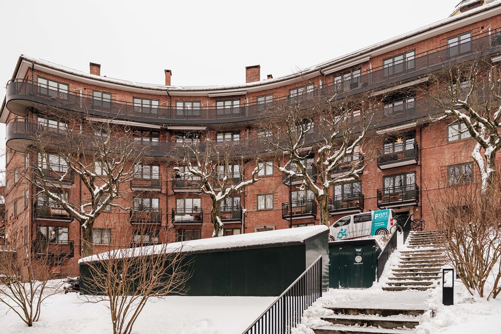 Leiligheten ligger i en klassisk bygård med karakteristisk teglsteinsfasade. Galleribilde