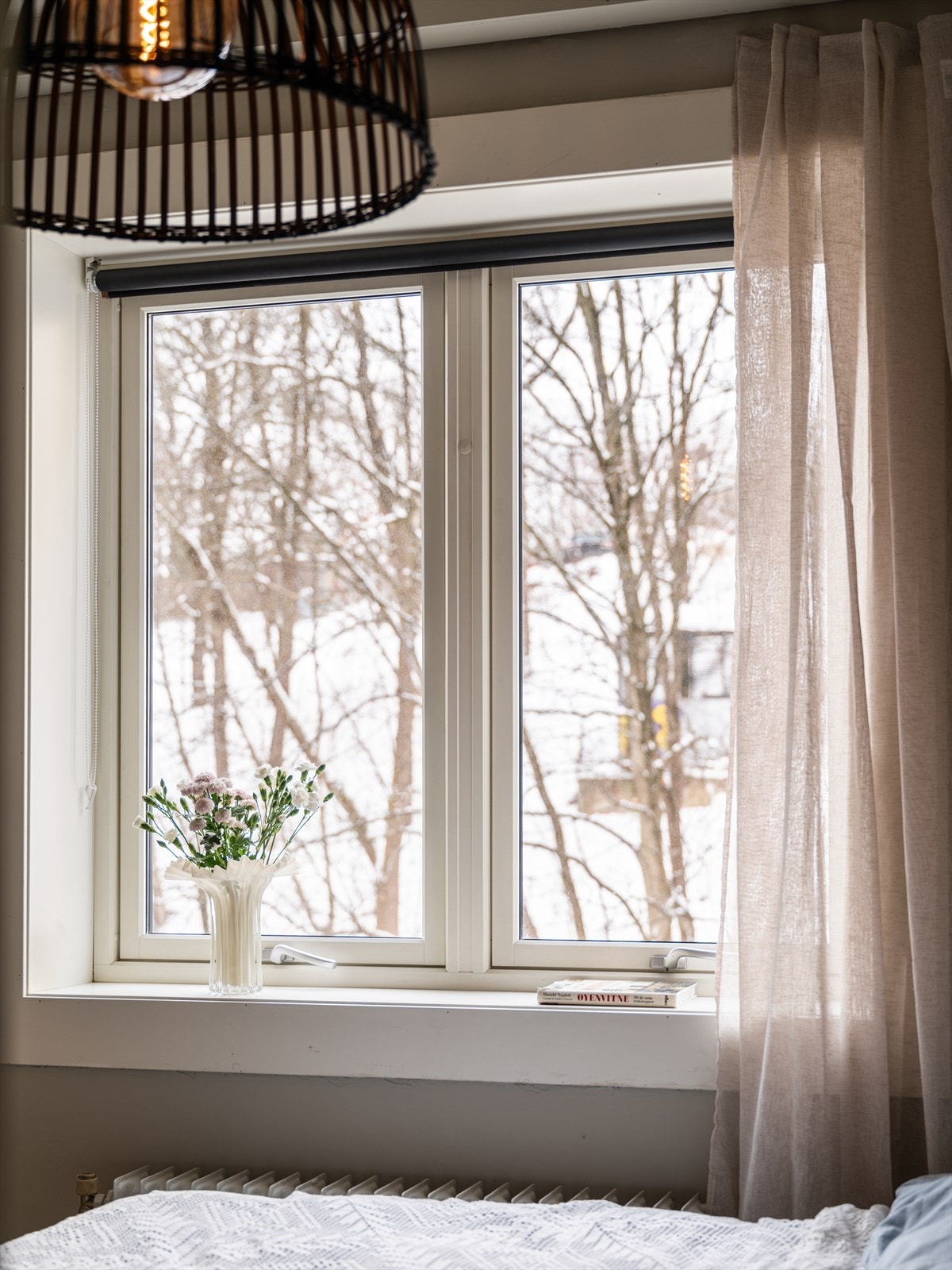 Vinduet gir godt med naturlig lys til soverommet. Galleribilde