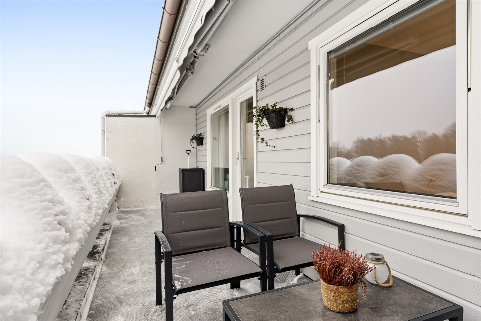 Stor balkong med gode innredningsmuligheter og plass til både avslapning og sosiale stunder Galleribilde