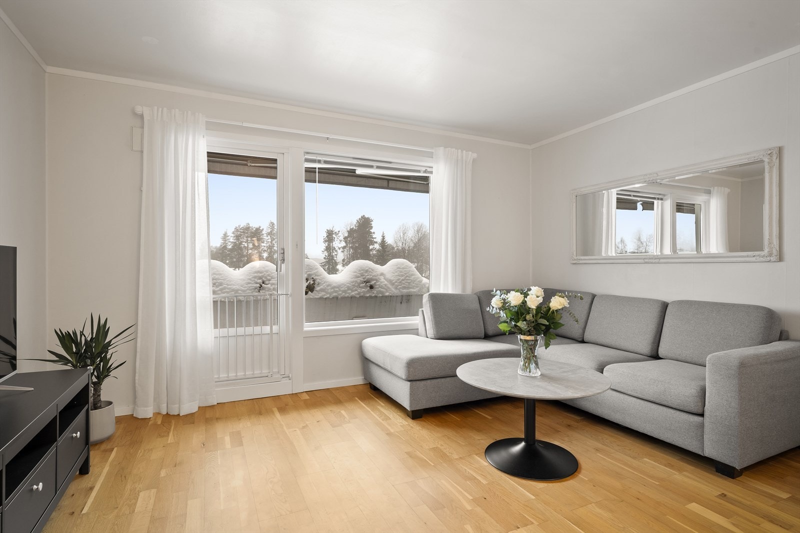 Stuen byr på god plass til sofagruppe og en fleksibel møblering Galleribilde