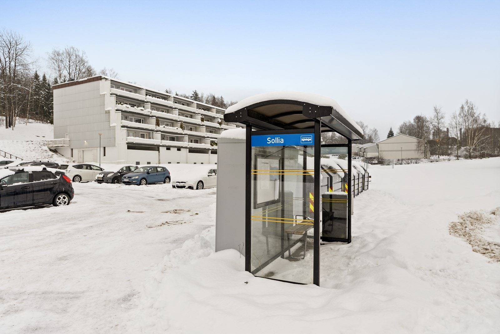 Direkte tilgang til kollektivtransport med bussholdeplass rett utenfor Galleribilde