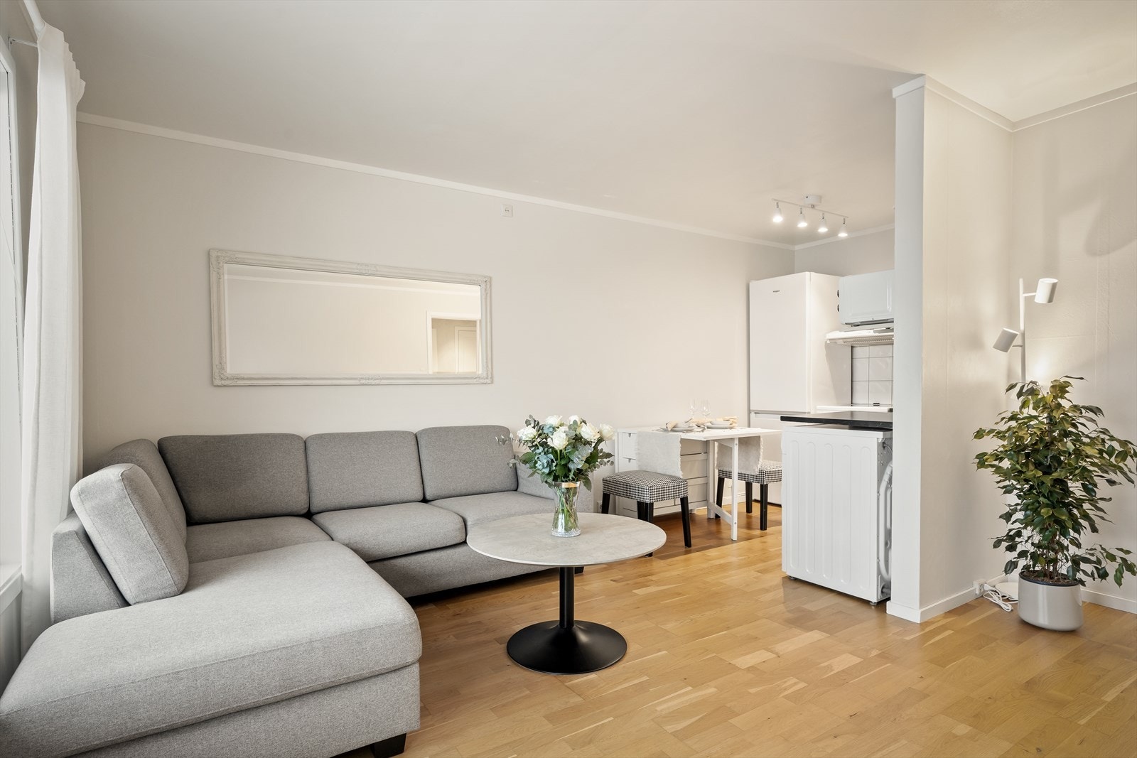 Åpen stue- og kjøkkenløsning som skaper en naturlig flyt og gode lysforhold Galleribilde