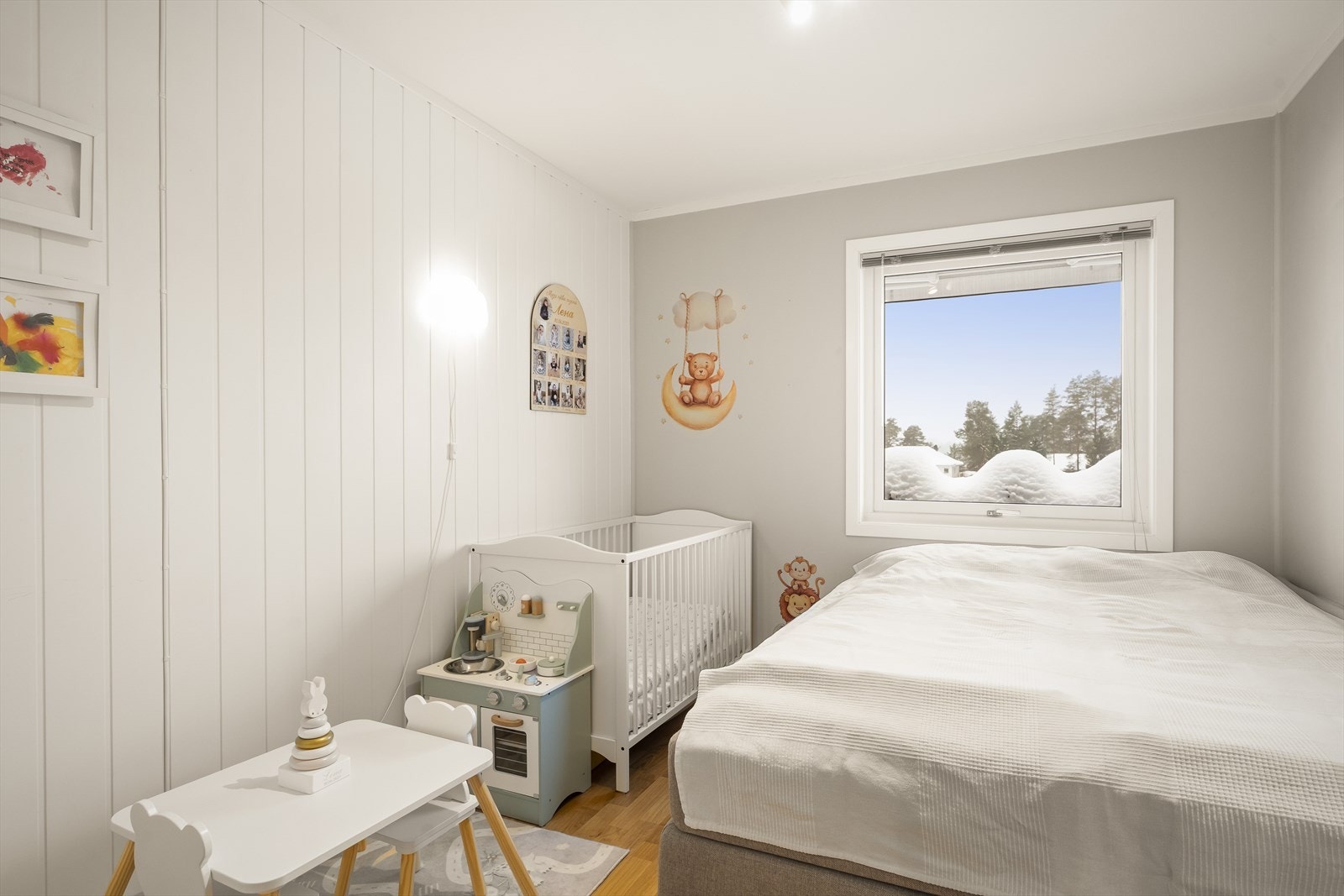 Praktisk og romslig soverom med godt lysinnslipp Galleribilde