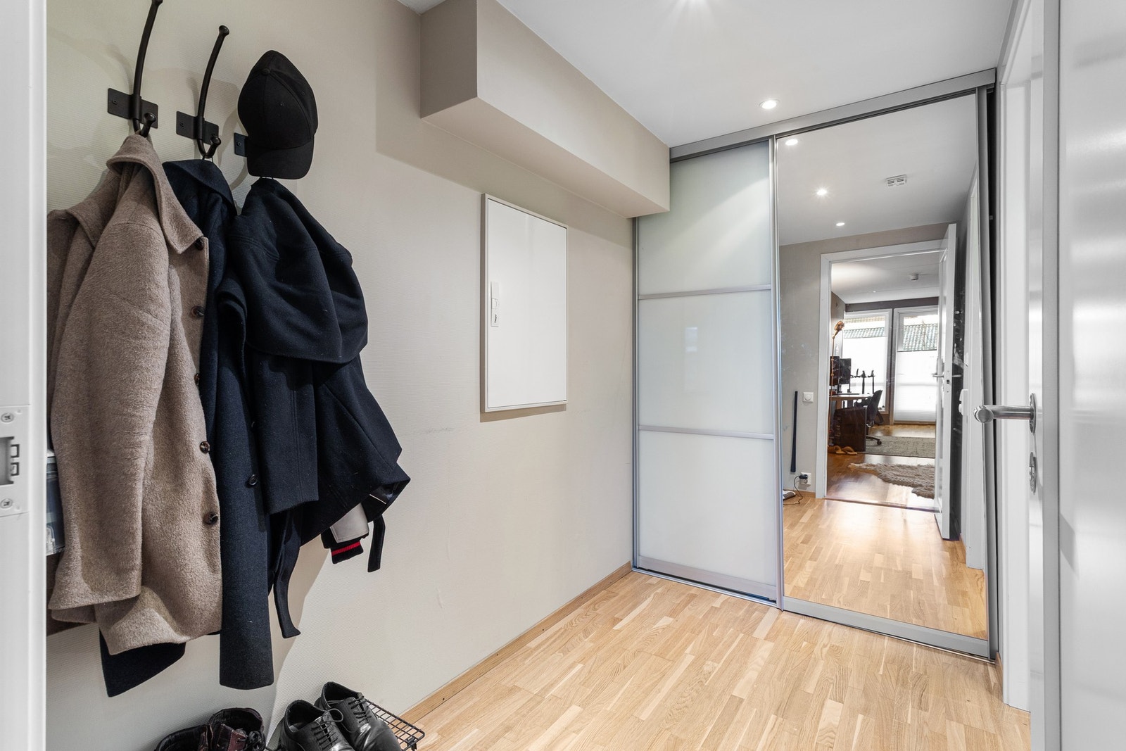 Her får du en innbydende entre med stor og praktisk skyvedørsgarderobe. Galleribilde