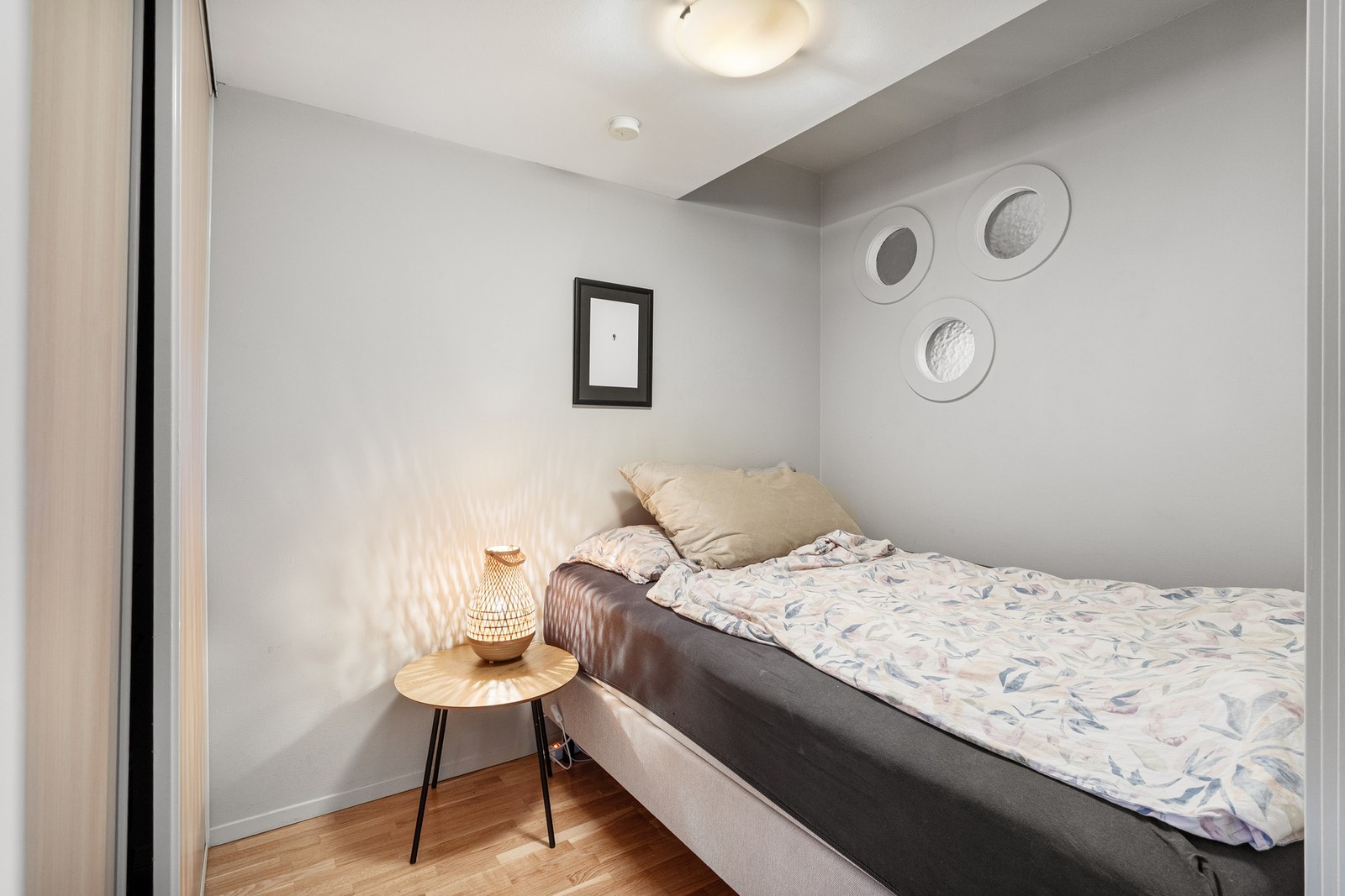 Soverom på 6,6 kvm med plass til seng og tilhørende møbler. Galleribilde