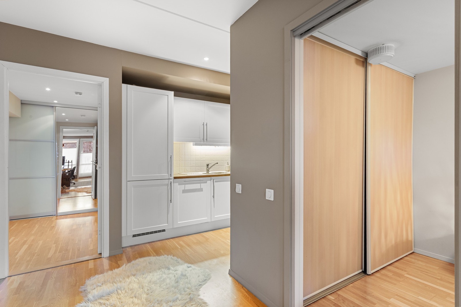 Leiligheten har et naturlig skille mellom stue og kjøkken. Galleribilde