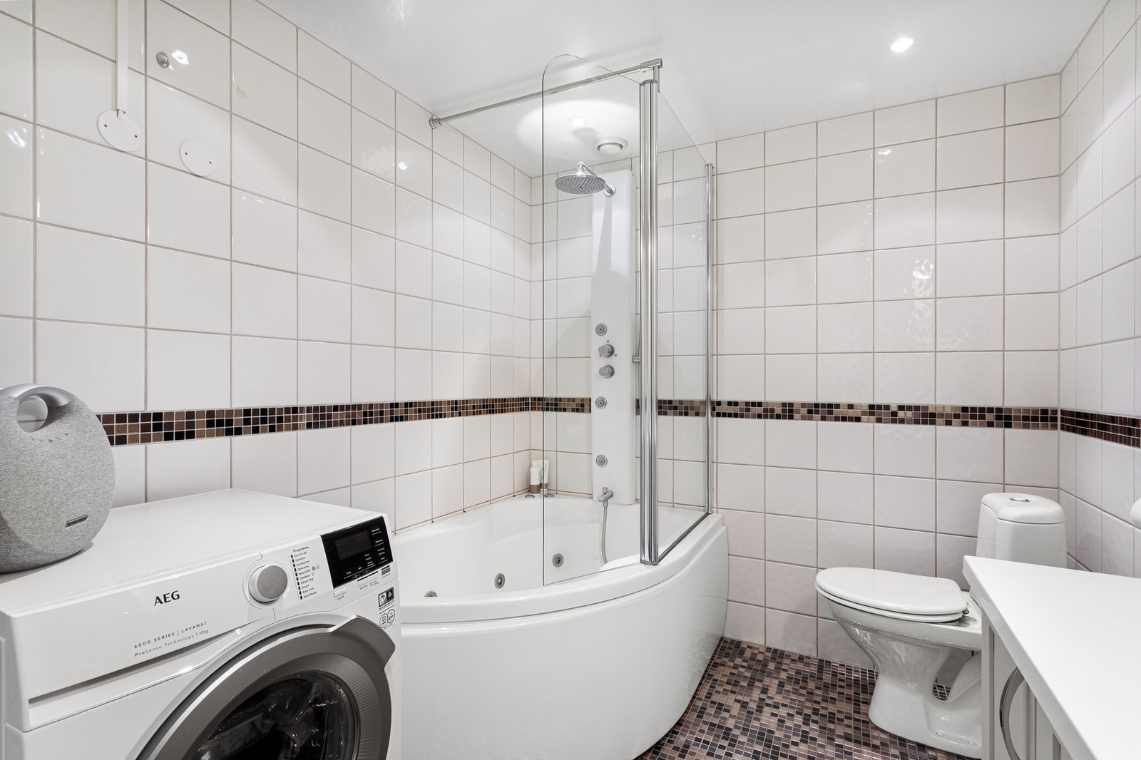 Baderommet har opplegg for vaskemaskin. Galleribilde