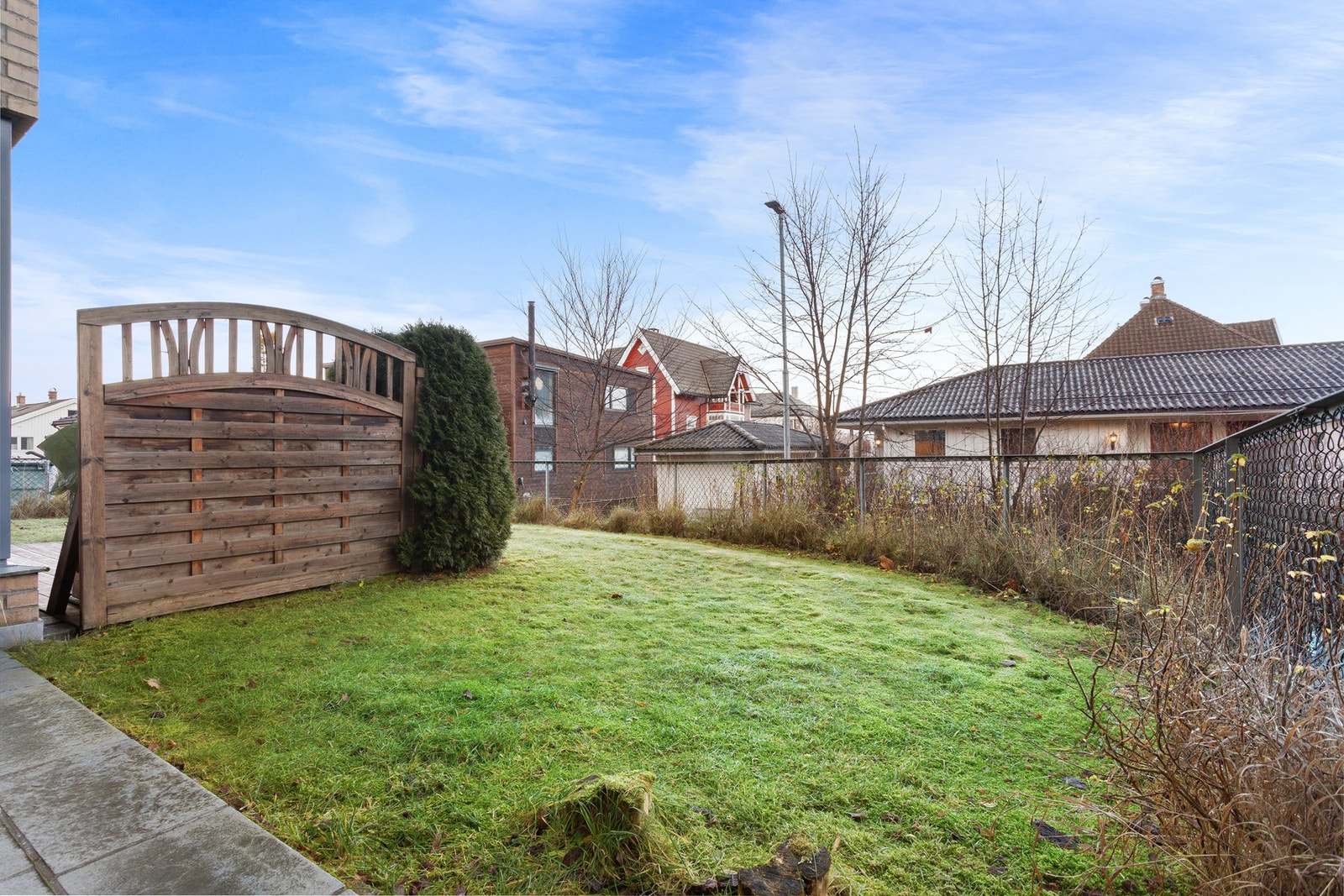 Et koselig og innbydende uteområde med grønne omgivelser og god plass. Galleribilde