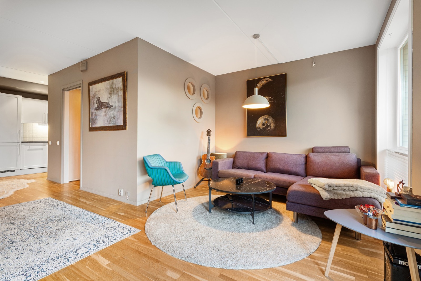 Romslig stue på 25,1 kvm med gode møbleringsmuligheter. Galleribilde