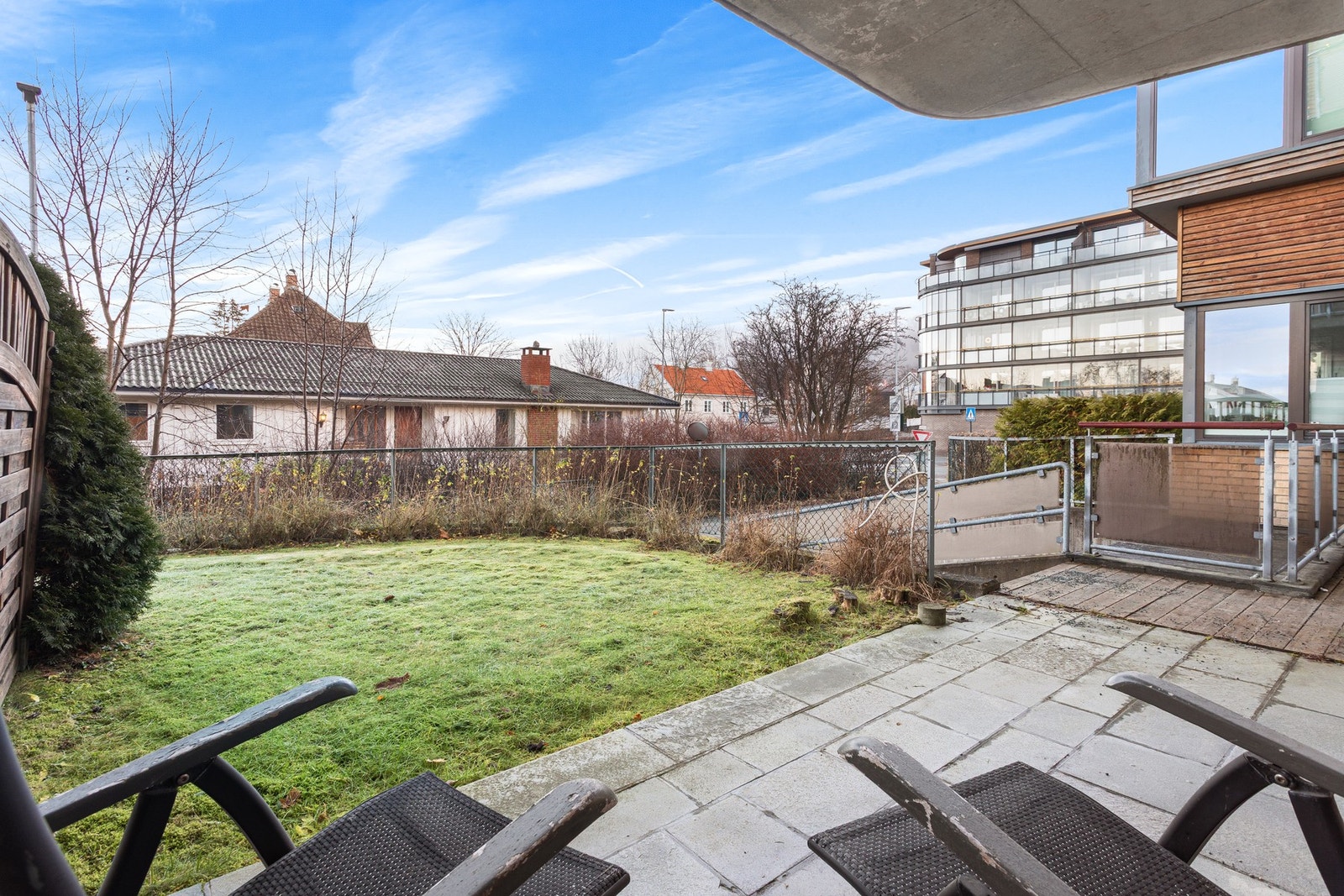 Terassen er ypperlig å benytte på varme dager i sommerhalvåret. Galleribilde