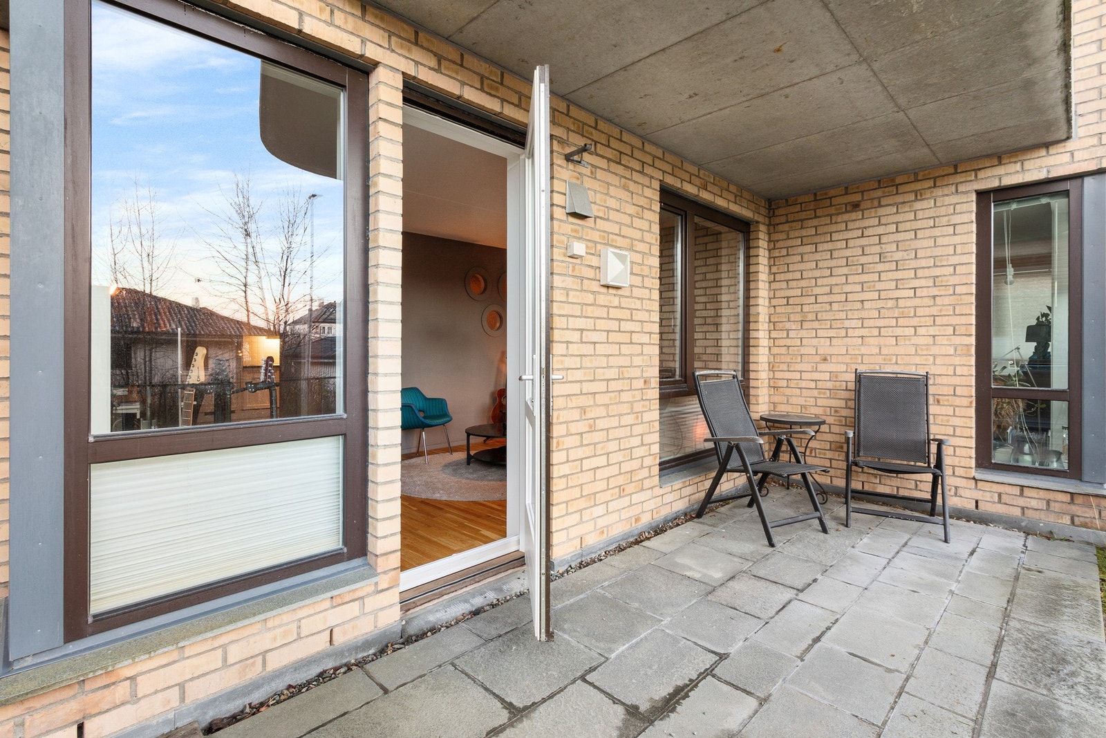 Fra terassen har man direkte adgang til stuen. Galleribilde