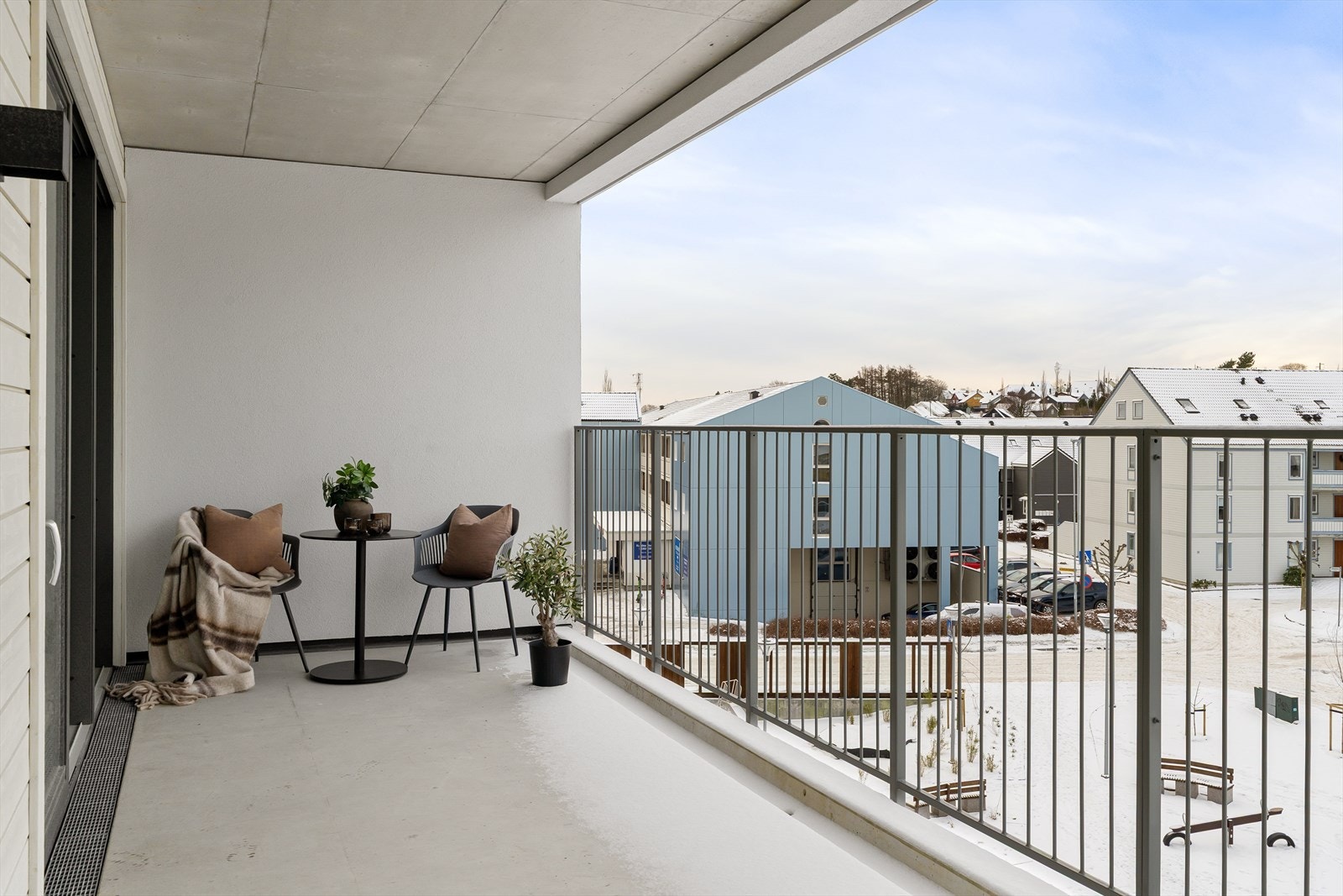 Fra stuen har man utgang til en romslig og vestvendt balkong, som kan vise til en luftig utsikt. Galleribilde