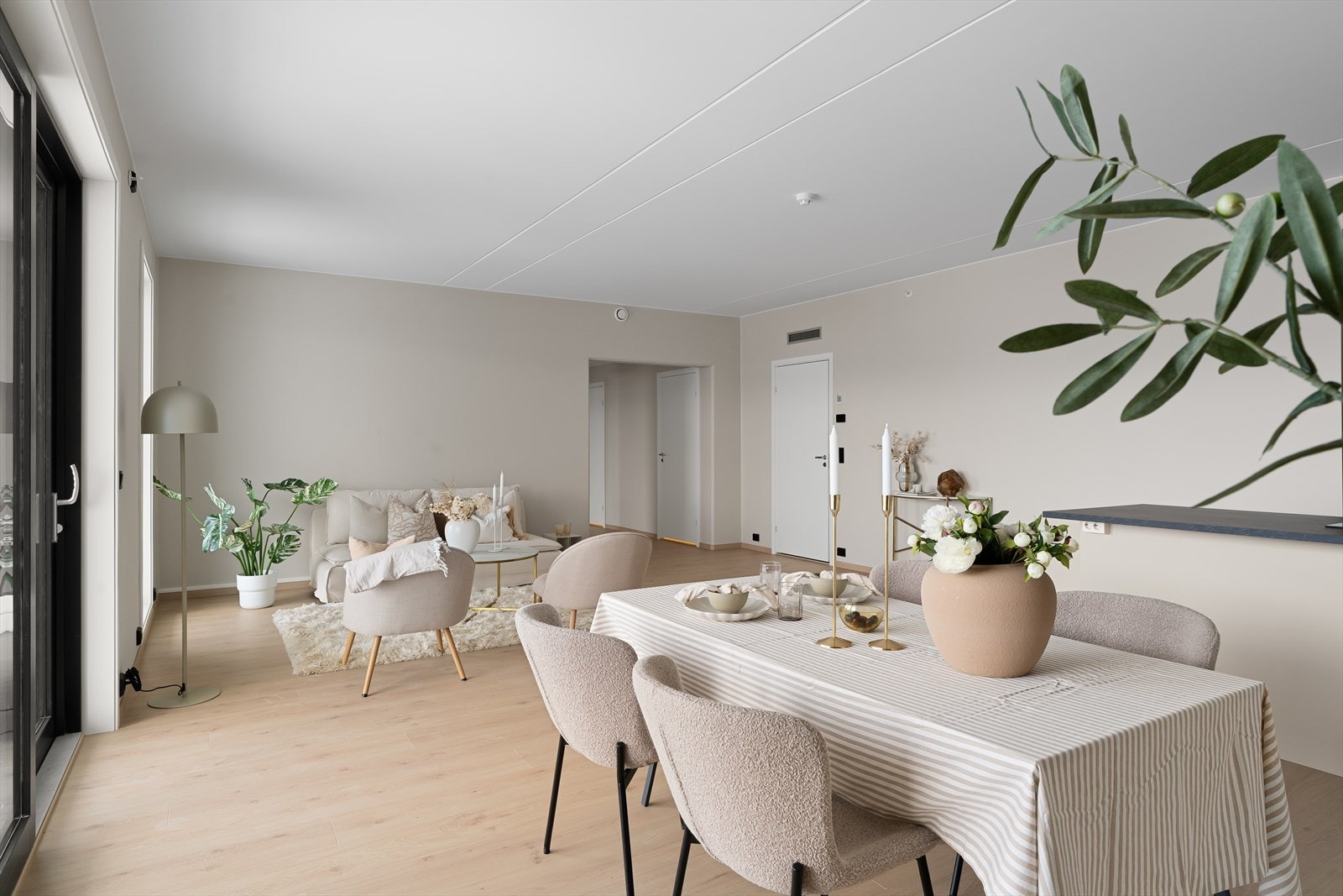 Stue hvor man rikelig med plass til både spisebord og sofagruppe, en perfekt plass til å nyte gode stunder med familie og venner. Galleribilde