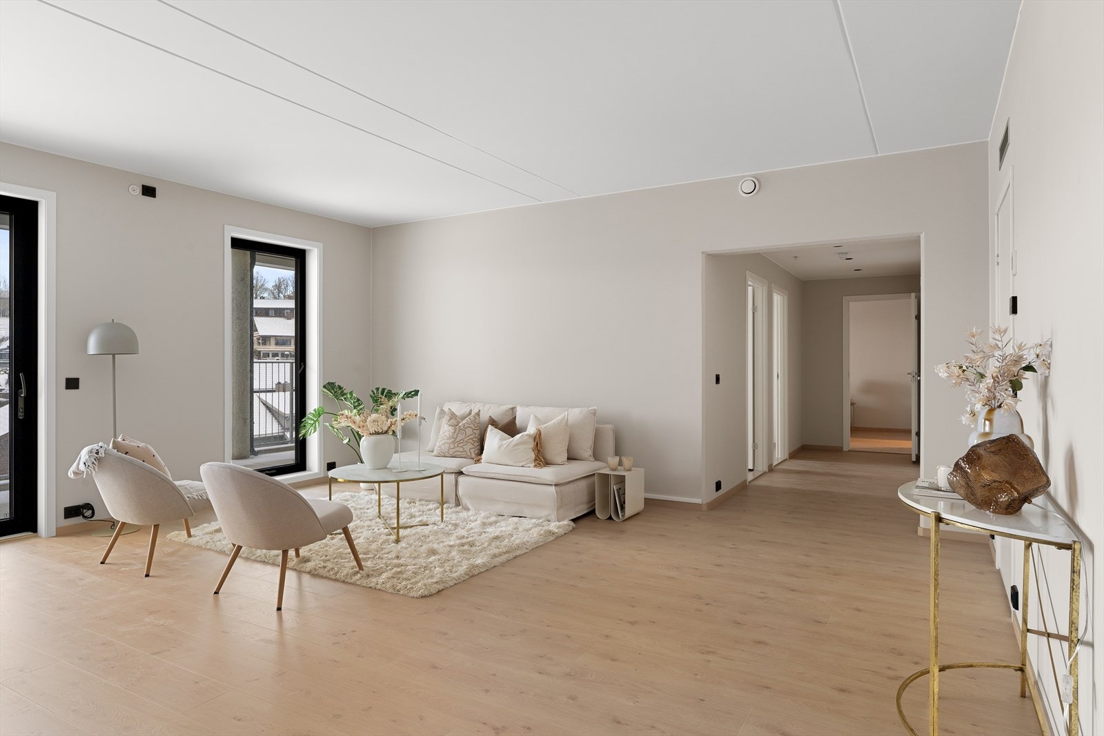 Stue hvor man rikelig med plass til både spisebord og sofagruppe, en perfekt plass til å nyte gode stunder med familie og venner. Galleribilde