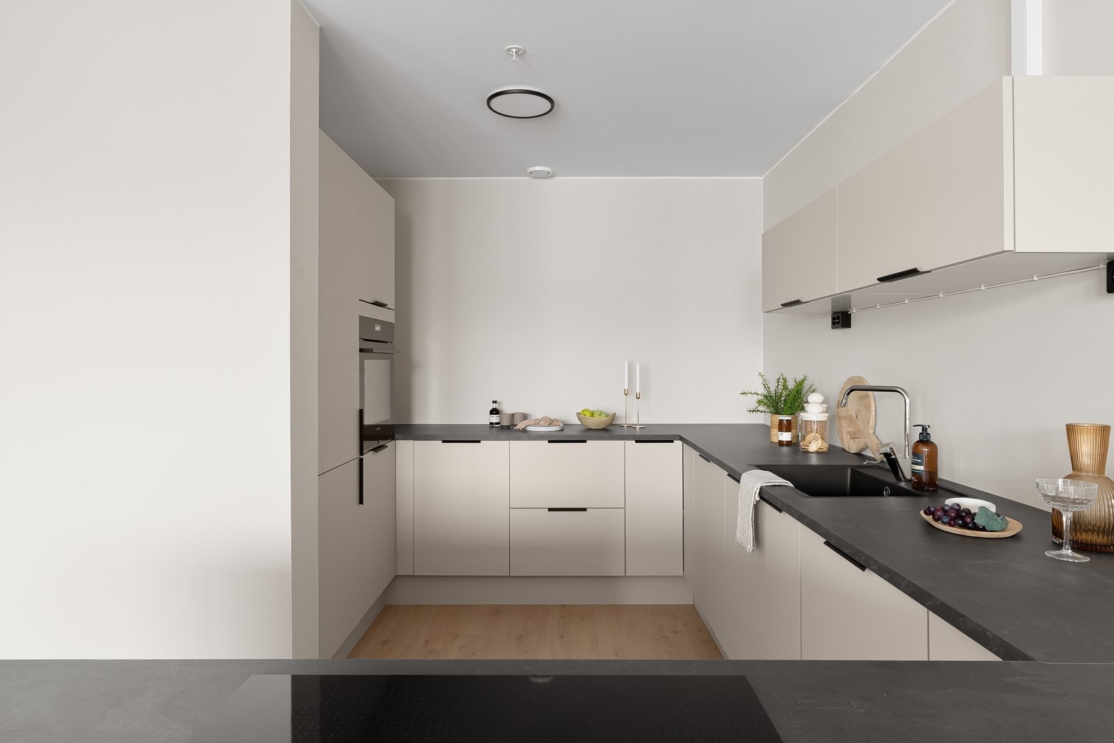 Leiligheten fremstår som lys og innbydende med gode planløsninger og gjennomgående høy standard. Galleribilde