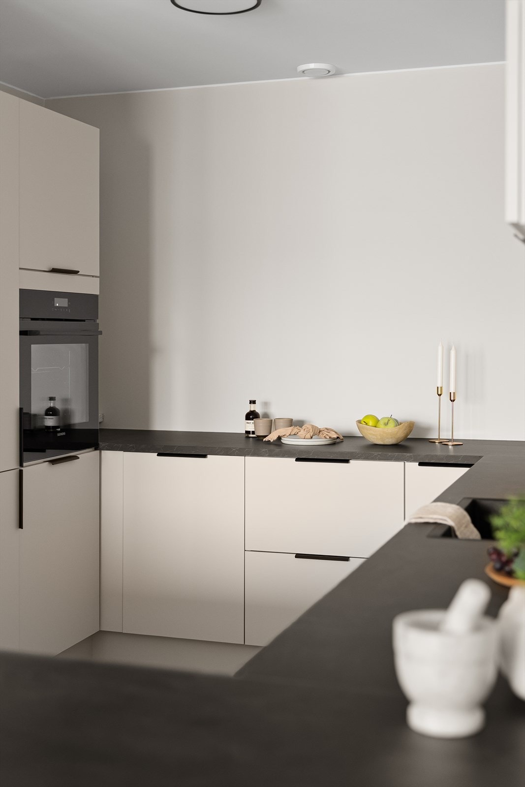 Her har man rikelig med skapplass til det meste en skulle ha behov for av både kopper og kar. Galleribilde