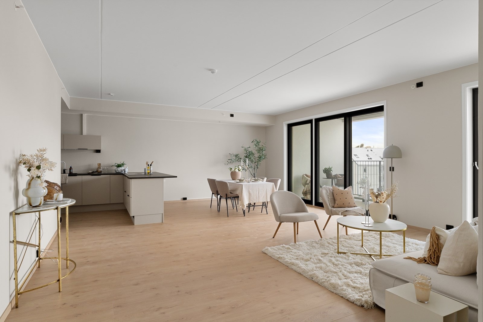 Leilighetens stue fremstår som lys og trivelig med gode vindusflater som slipper inn mye naturlig lys som er med på å skape en god romfølelse og atmosfære. Galleribilde