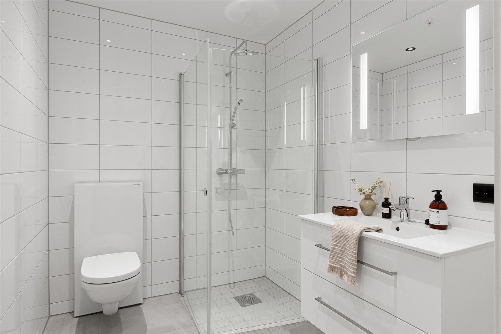 Flott helfliset bad med vegghengt wc, dusjhjørne og varme i gulv for ekstra komfort. Galleribilde