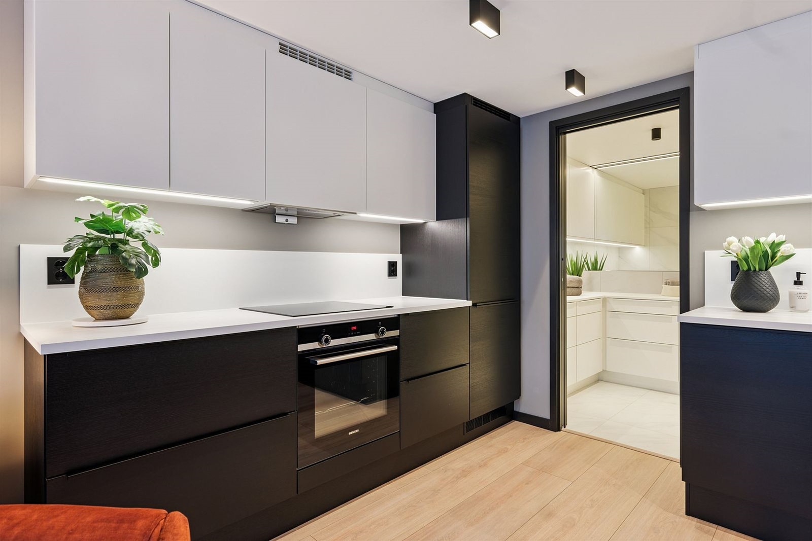 Splitter nytt, eksklusivt kjøkken fra Svane med kvalitetshvitevarer. Det medfølger alt av kjøkken inventar, helt ned til den minste ting. Galleribilde