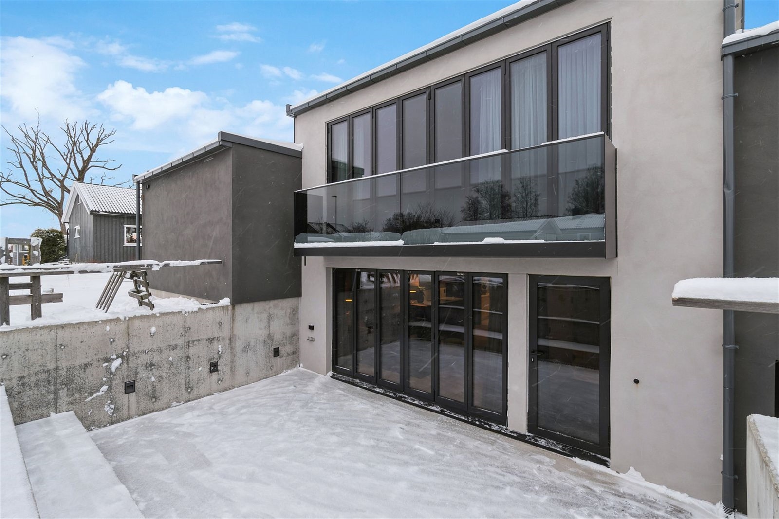 Moderne funkis fasade, med stor uteplass med belyste vegger. Her kan man bo godt! Galleribilde