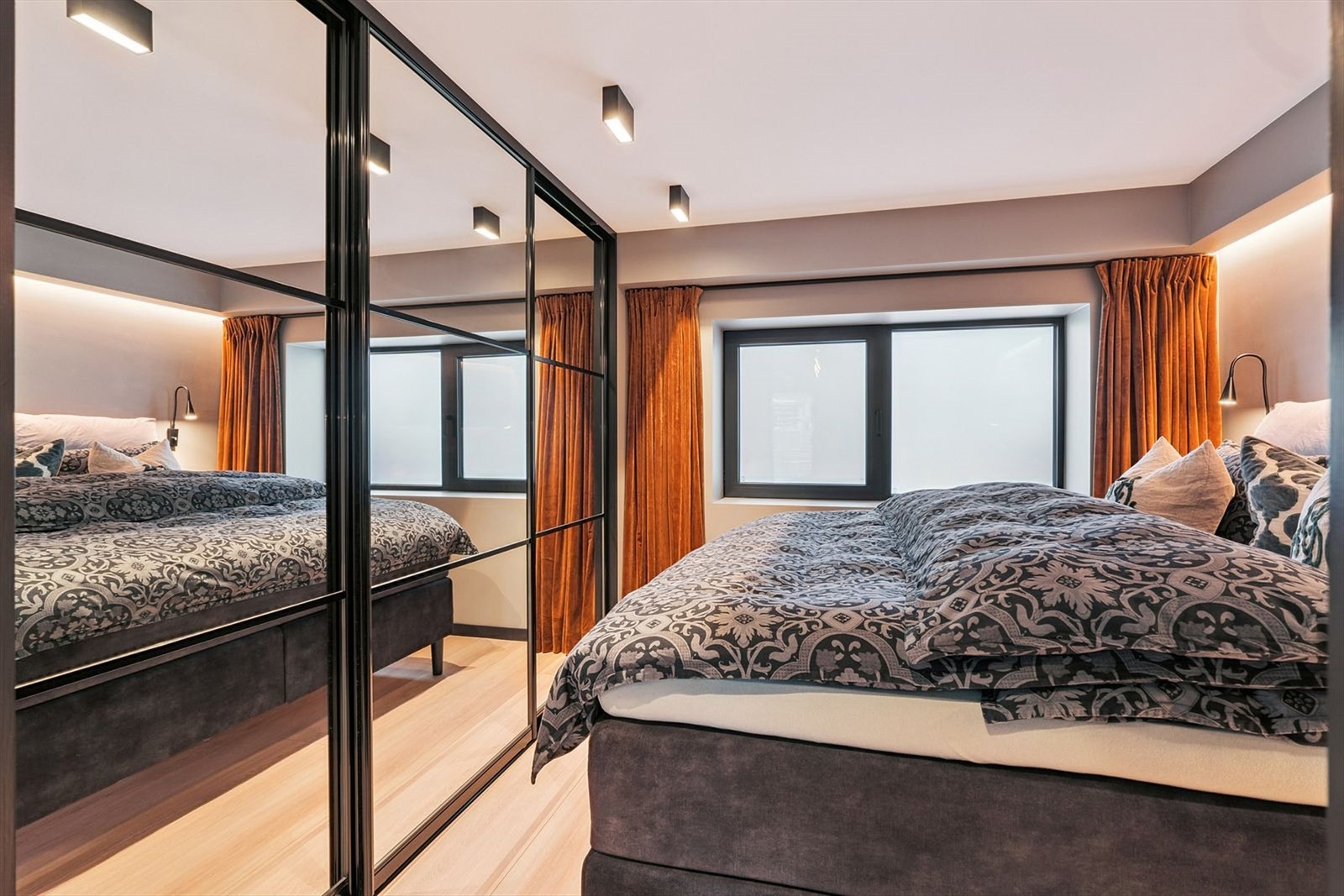 Leilighetens soverom er av god størrelse og har medfølgende skyvedørsgarderobe med tre dører, en splitter ny 180 seng med tilhørende sengetøy. Galleribilde