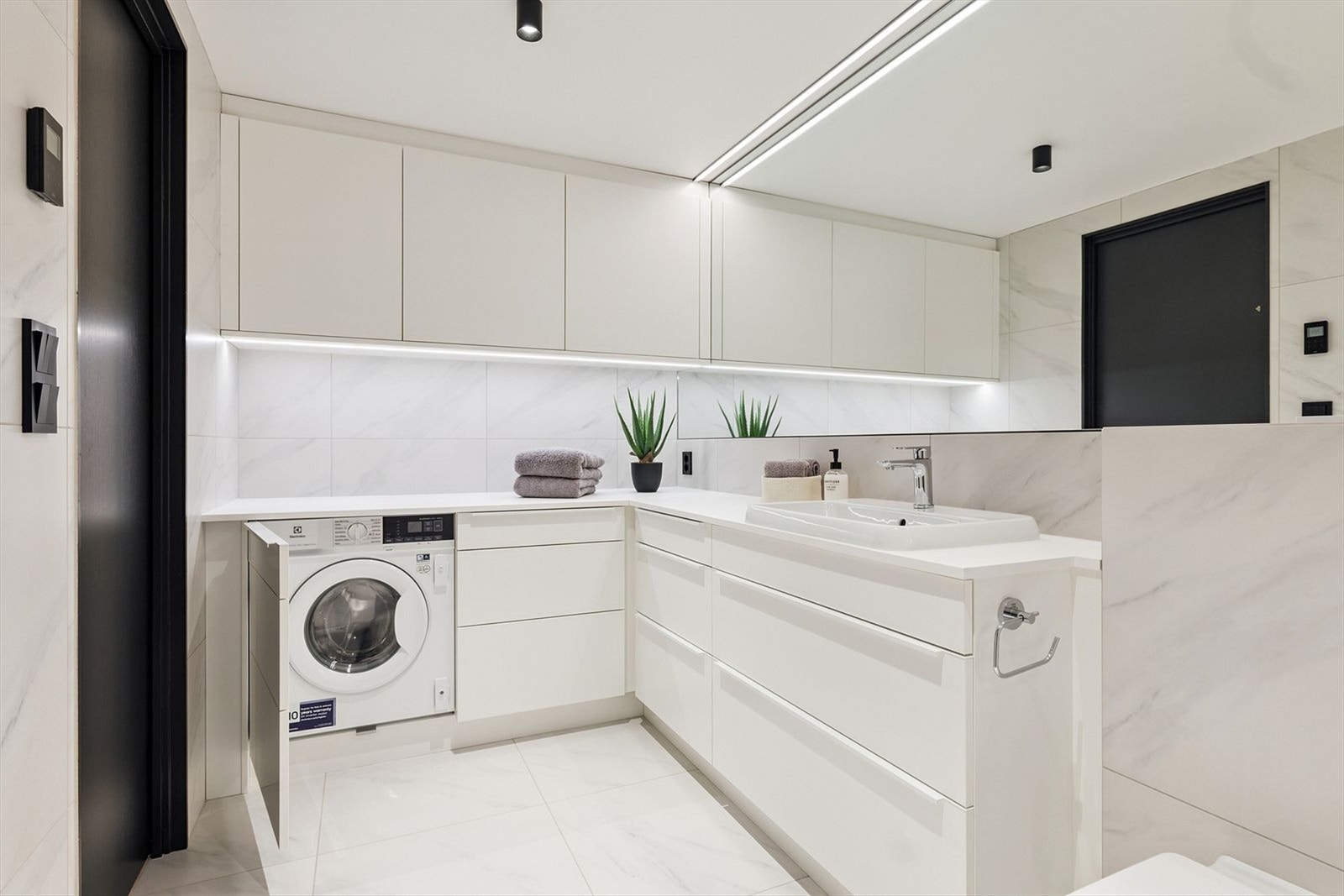 På badet er det også plassbygget innredning som gjør det svært praktisk når det kommer til oppbevaring og andre eiendeler. Helt ny vaskemaskin medfølger! Galleribilde