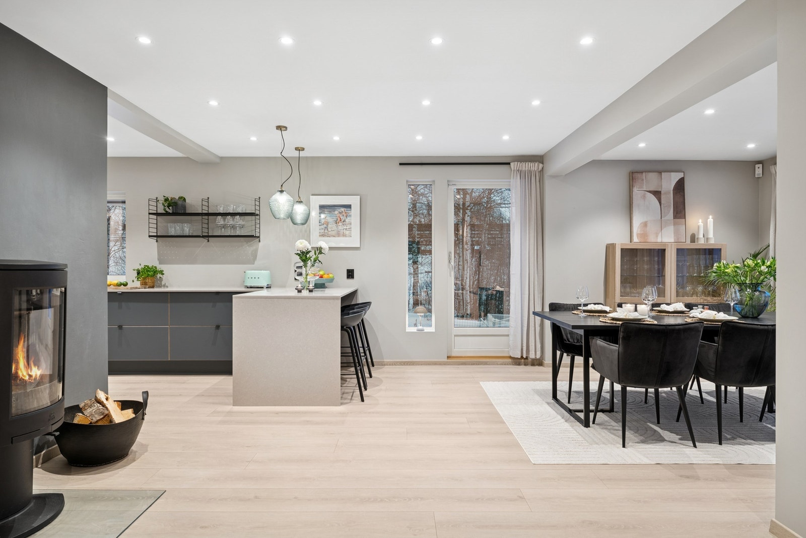 Gjennomgående gode lysforhold og flotte fargevalg i hele boligen. Her sett mot kjøkken og spisestue. Foto: EFKT v/Kristian Haug. Galleribilde