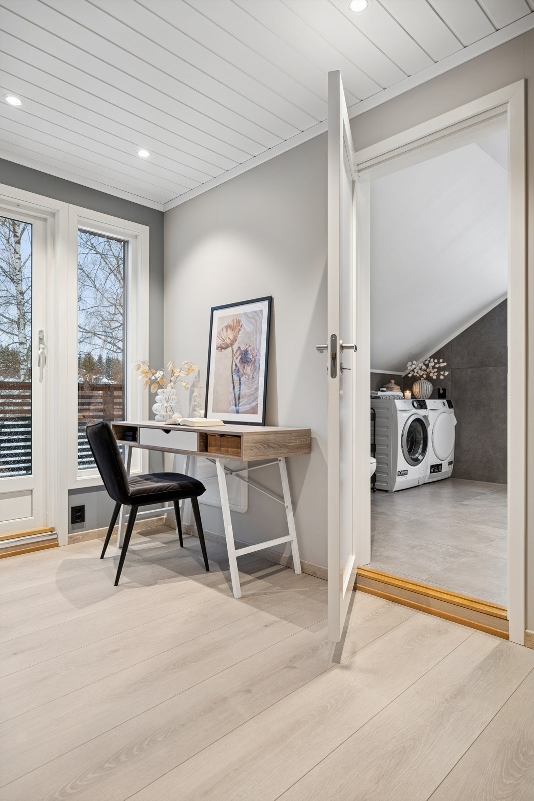 Gang i 2. etasje med plass til møblement og utgang til balkong. Galleribilde