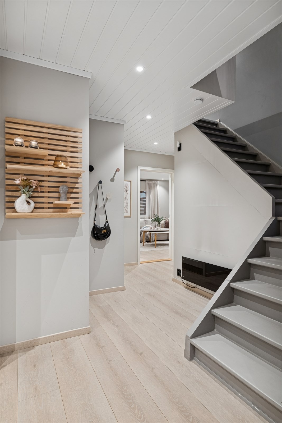 Entré/gang/trapperom. Galleribilde