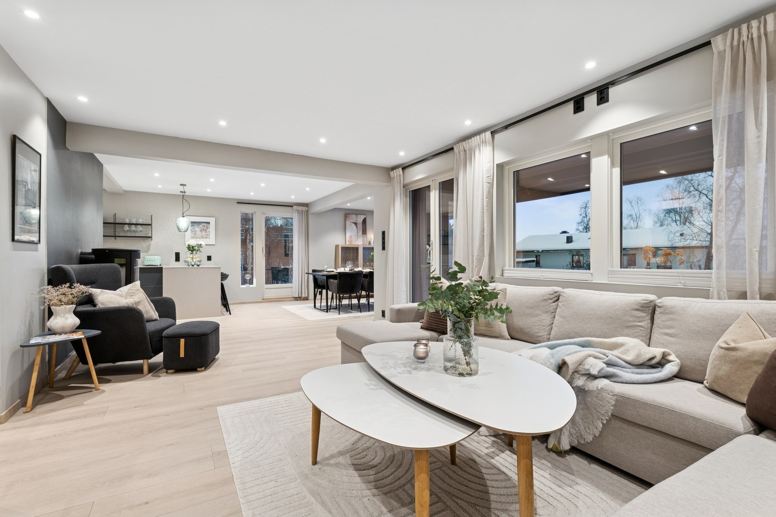 Et behagelig og sosialt oppholdsrom hvor stue og kjøkken er i delvis åpen løsning. Galleribilde