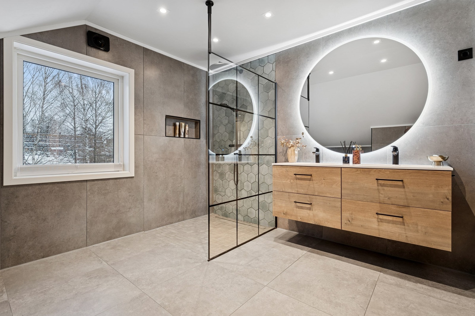 Delikat og romslig baderom i 2. etasje. Galleribilde